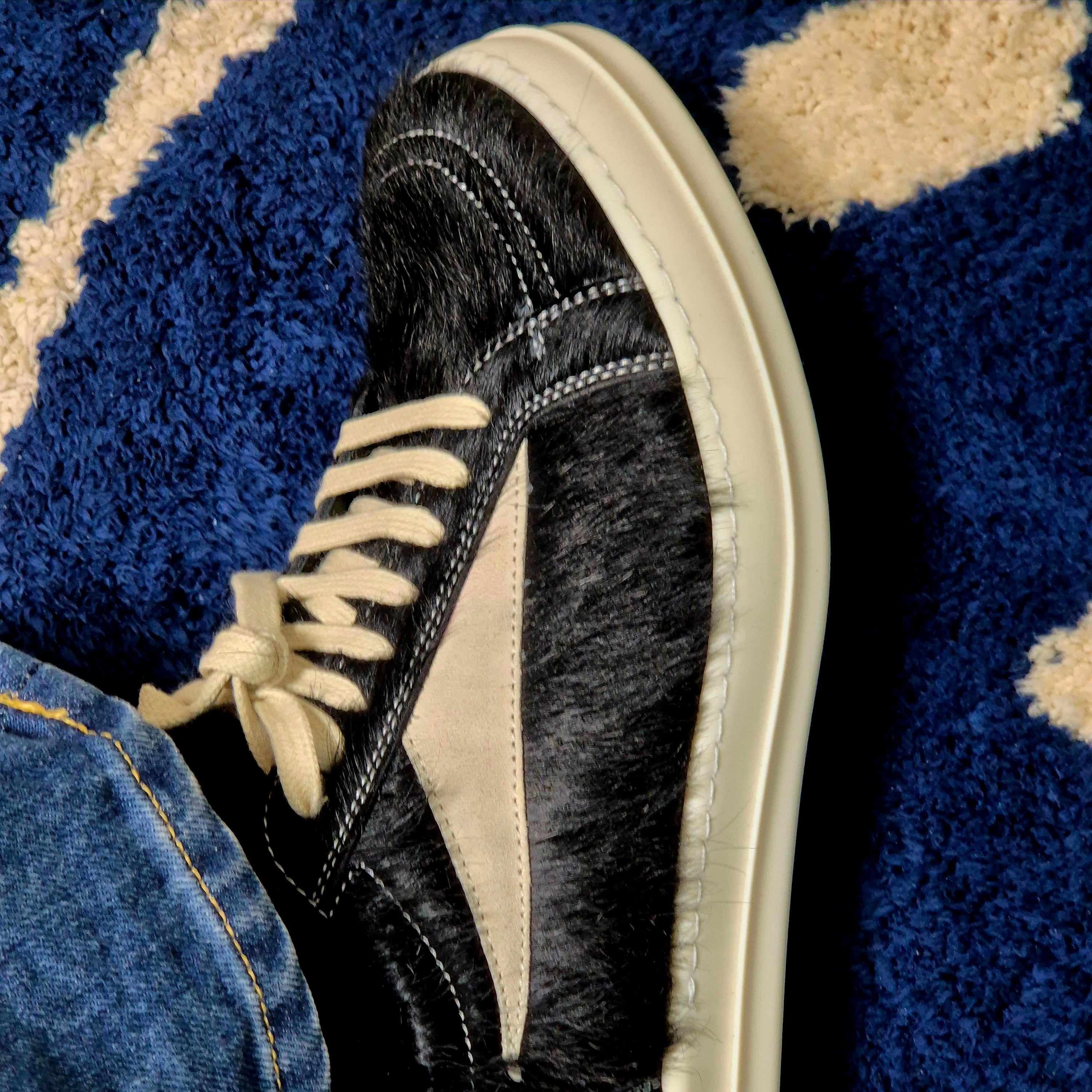 Rick Owens Lido Runway Vintage Sneakers In Unshaved Cow Leather and Velour Suede Black Milk, Rick Owens Suede Vintage Sneakers Black Milk White 착용 스타일 - 2