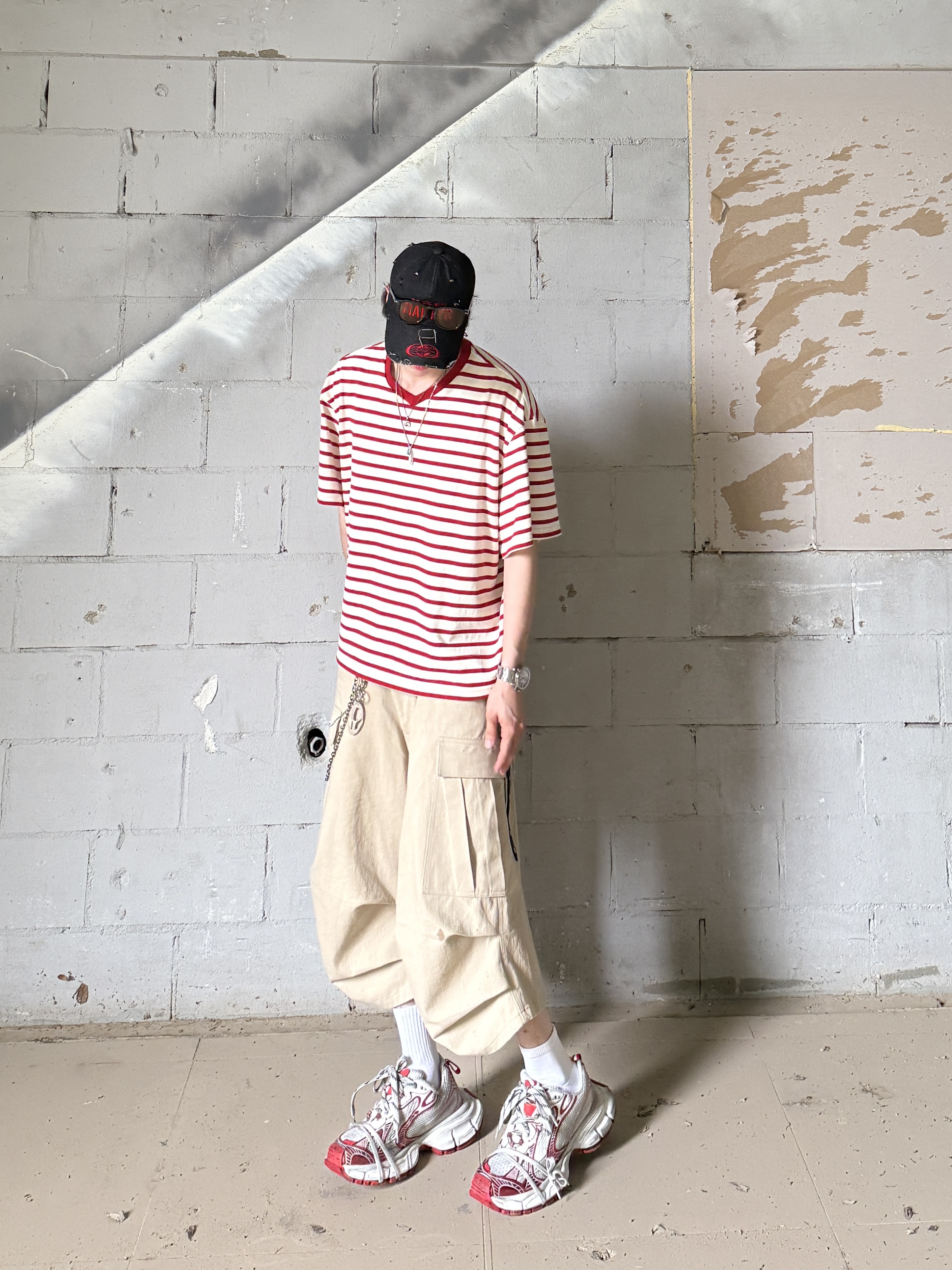 Nonnod Cropped V-neck T-shirt Red stripe, Nonnod Side cargo shorts Beige 착용 스타일 - 4