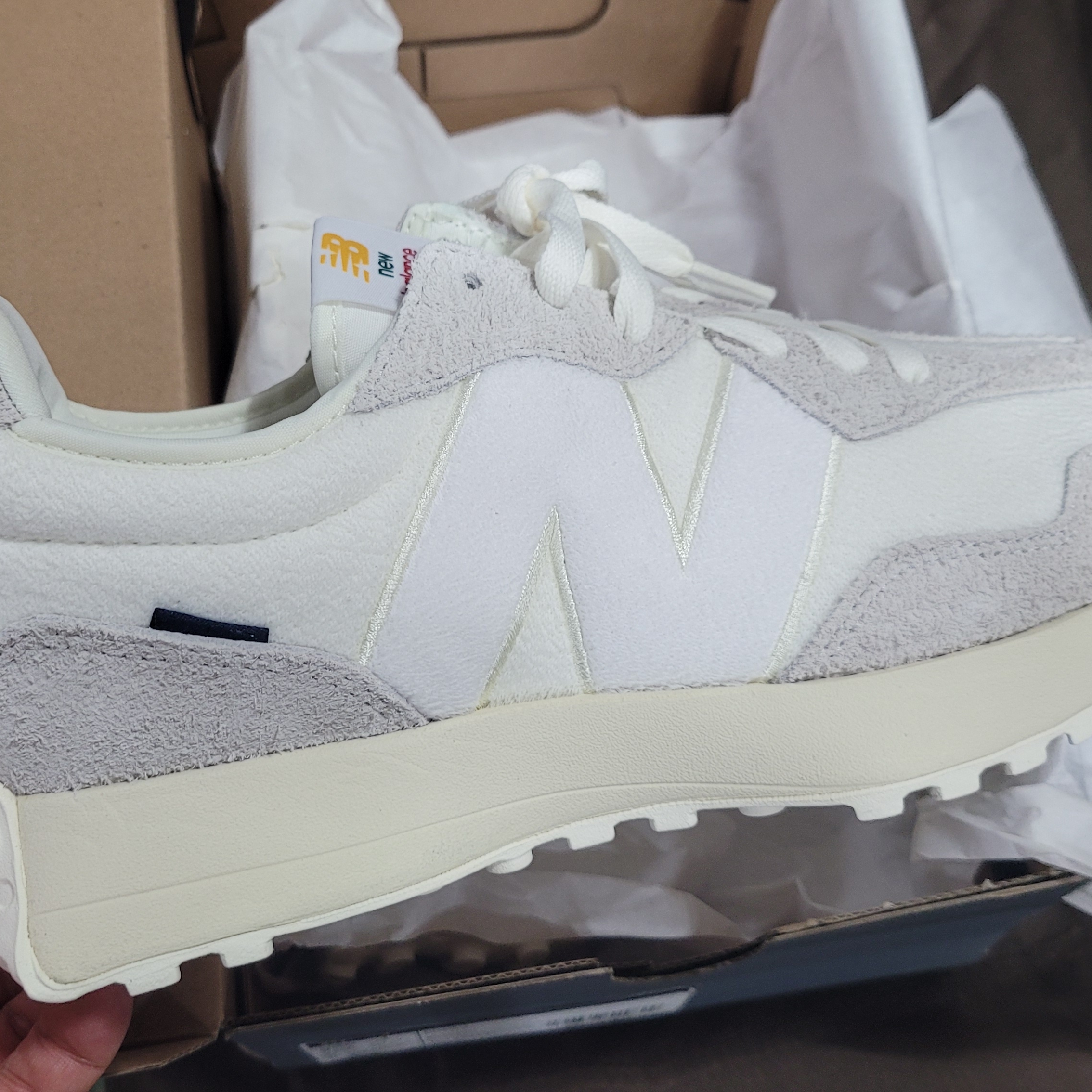 New Balance 327 Moonbeam Rain Cloud 착용 스타일 - 2
