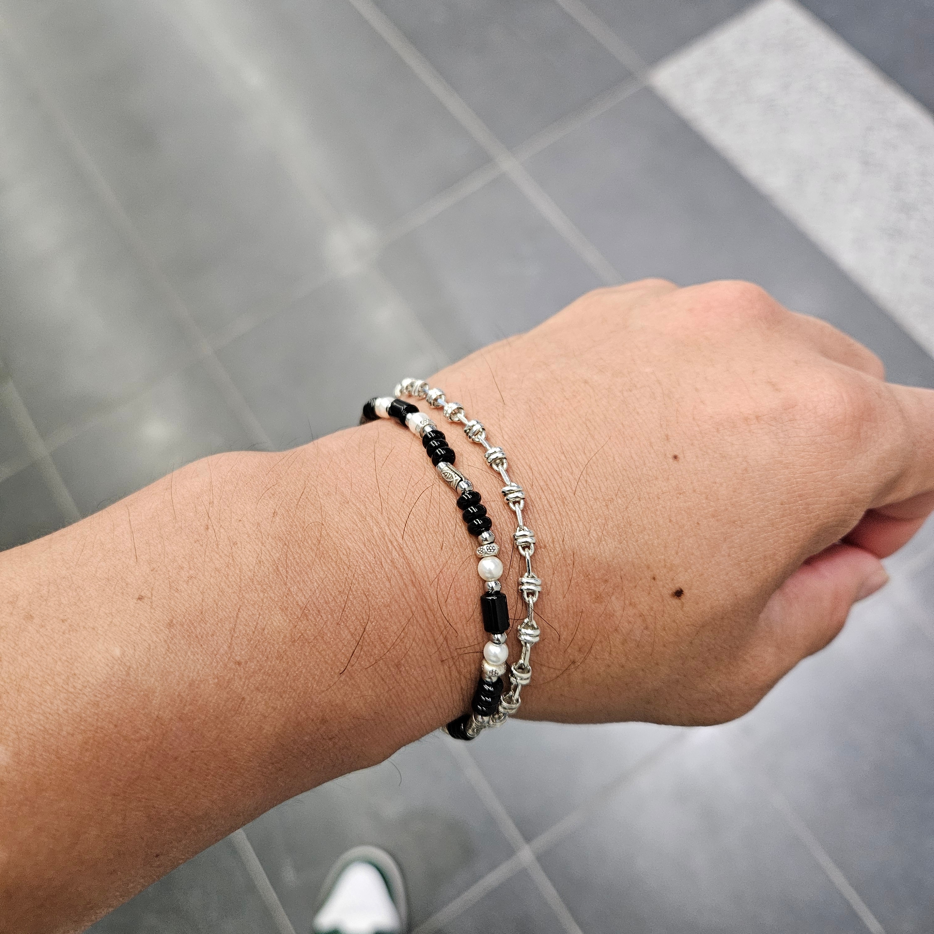 [KREAM 단독] Scudo Shell Black Pearl Beads Bracelet, Scudo Garden Butter Roll Bracelet 착용 스타일