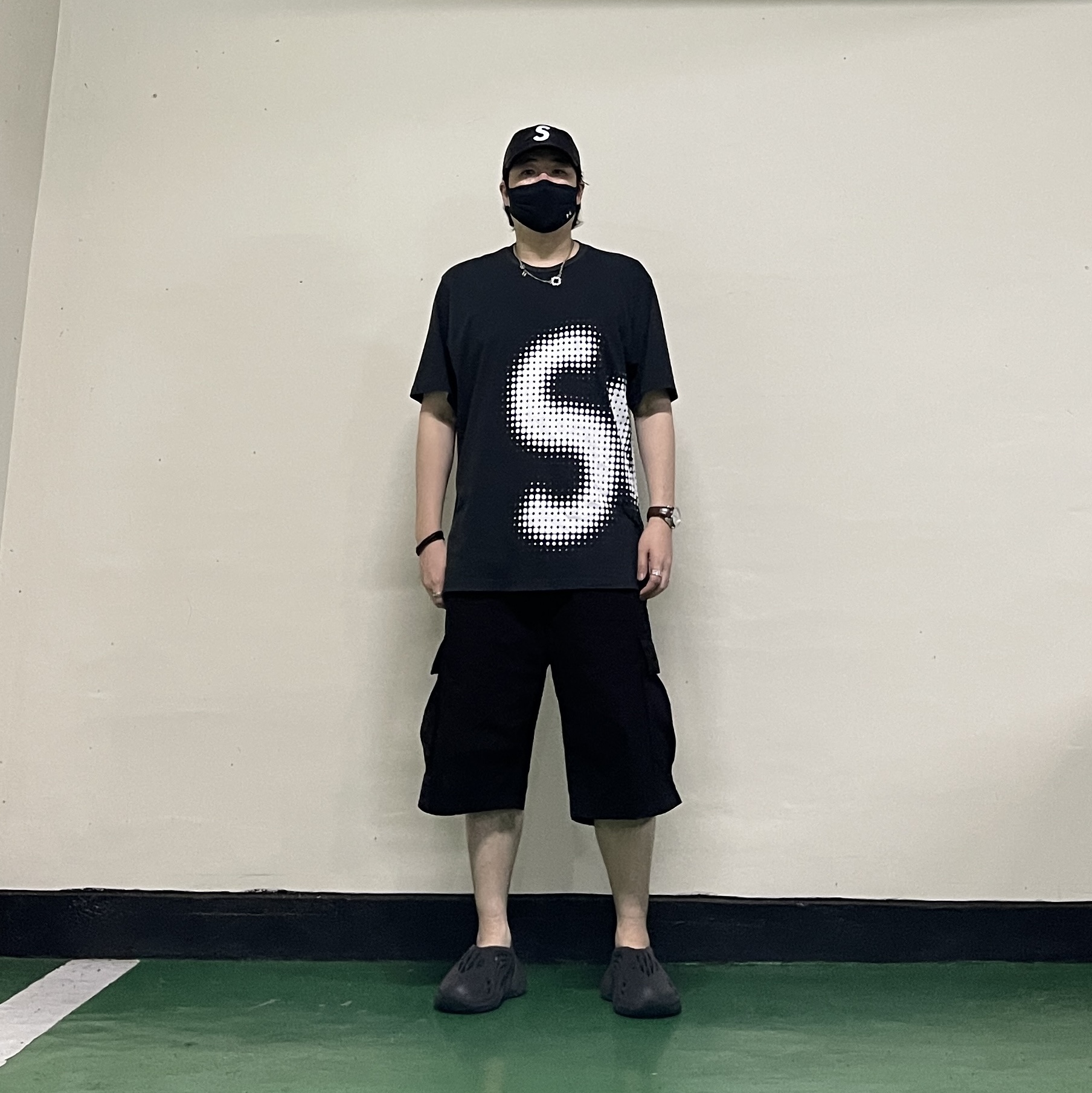 Adidas Yeezy Foam RNNR Onyx, Supreme Halftone S/S Top Black - 24SS 착용 스타일 - 1
