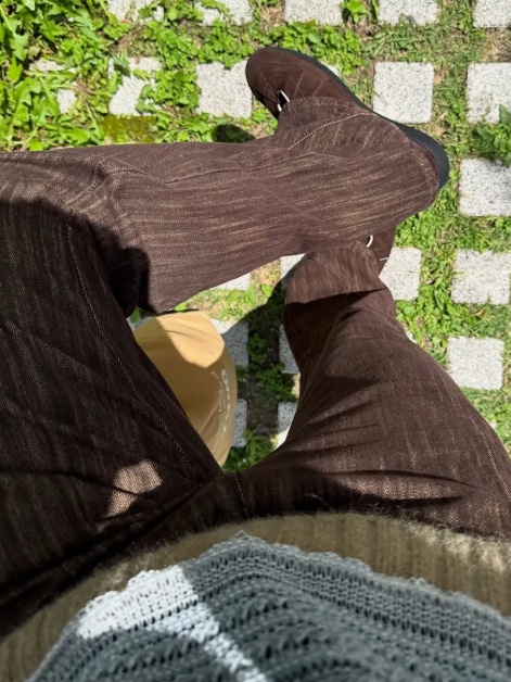 WESLEY HYUSTON Harsh Dyeing Slub Denim Pants Brown 착용 스타일 - 3
