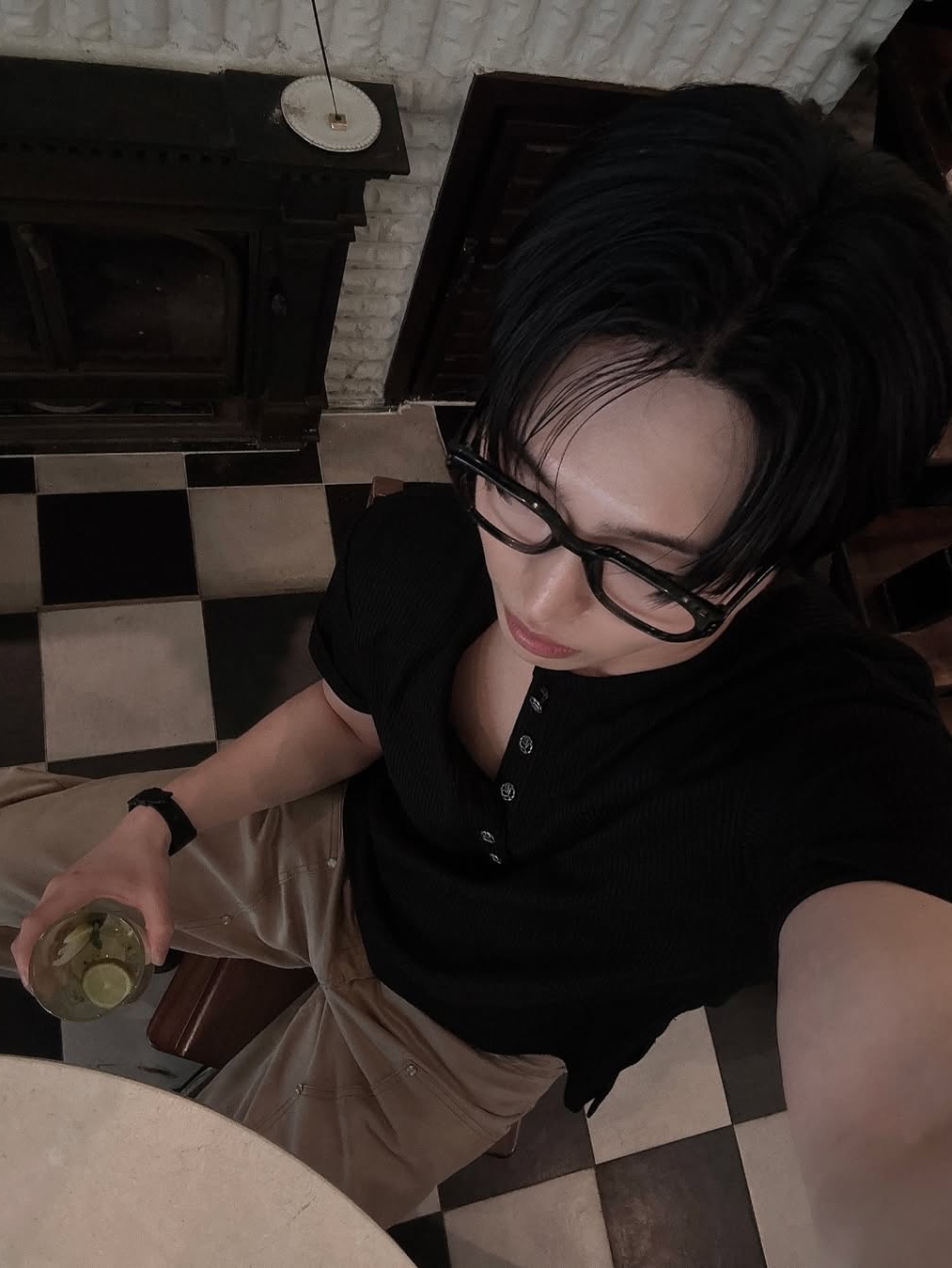 WESLEY HYUSTON W Metal Button Henley Neck Knit Black 착용 스타일 - 1