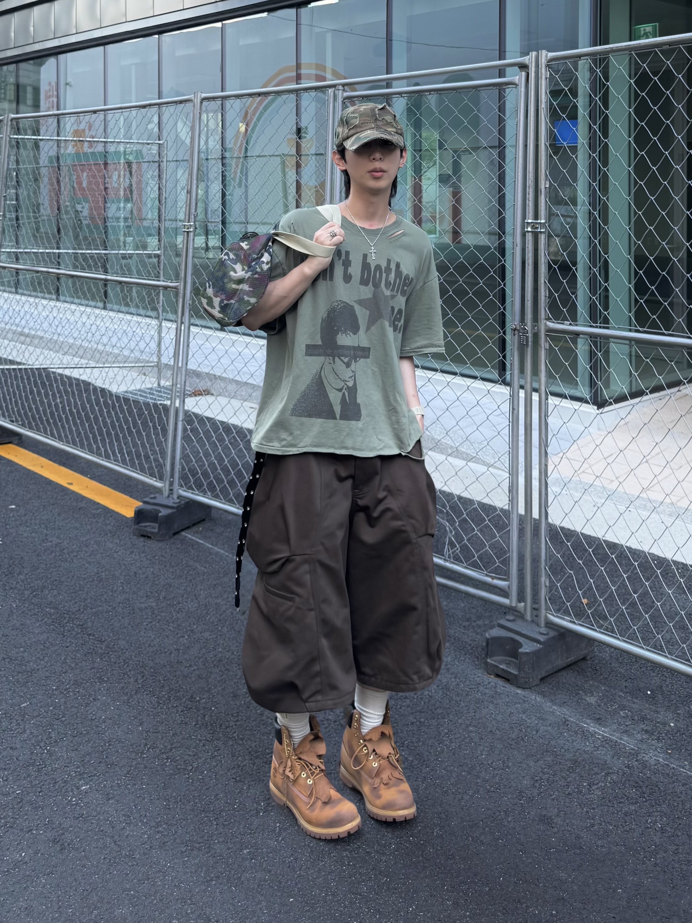 Kamien Goguma Bermuda Pants Olive Brown, Kamien x MJD Double Hole Belt Black Shearling Calfskin 착용 스타일 - 1
