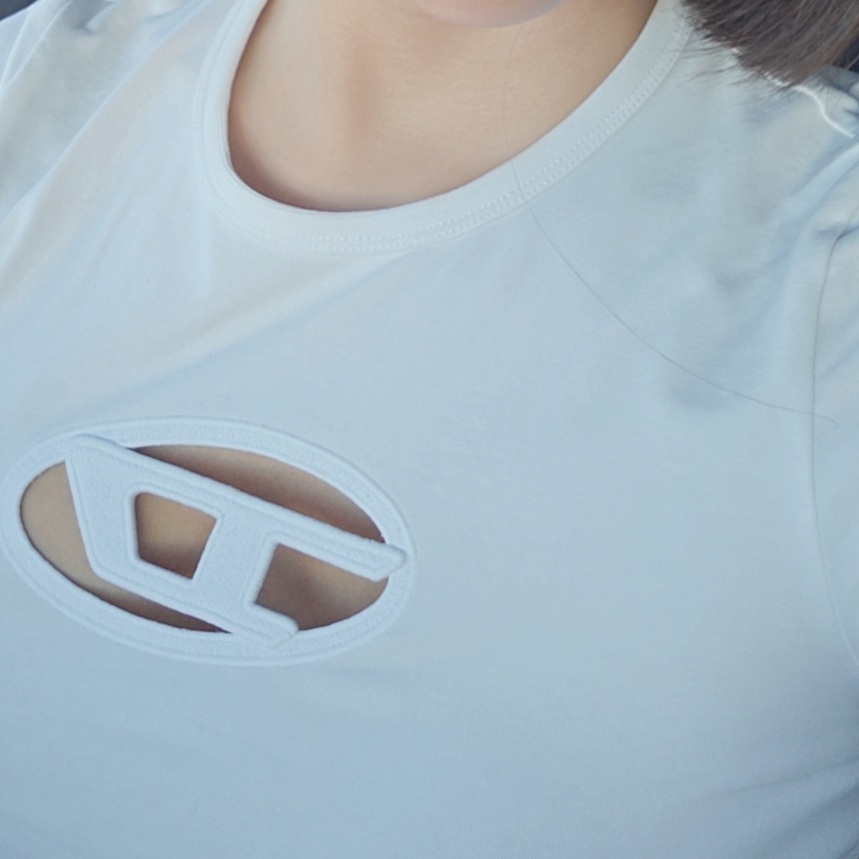 (W) Diesel T-Angie Peekaboo Logo T-Shirt White 착용 스타일 - 2