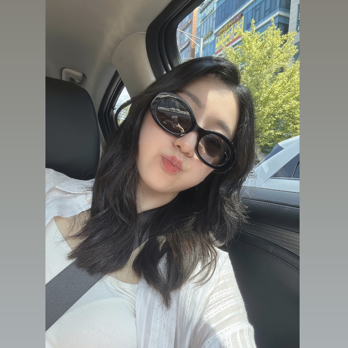 (W) Celine Triomphe 01 Sunglasses in Acetate Black 착용 스타일 - 1