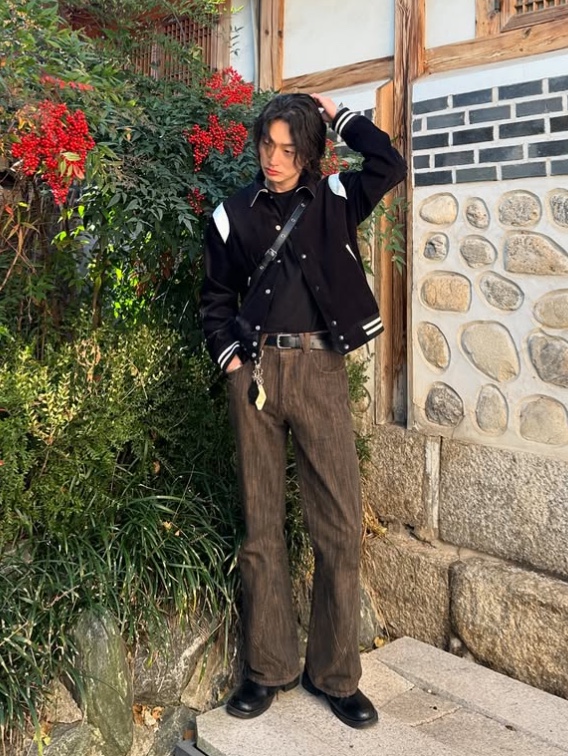 WESLEY HYUSTON Harsh Dyeing Slub Denim Pants Brown 착용 스타일 - 1