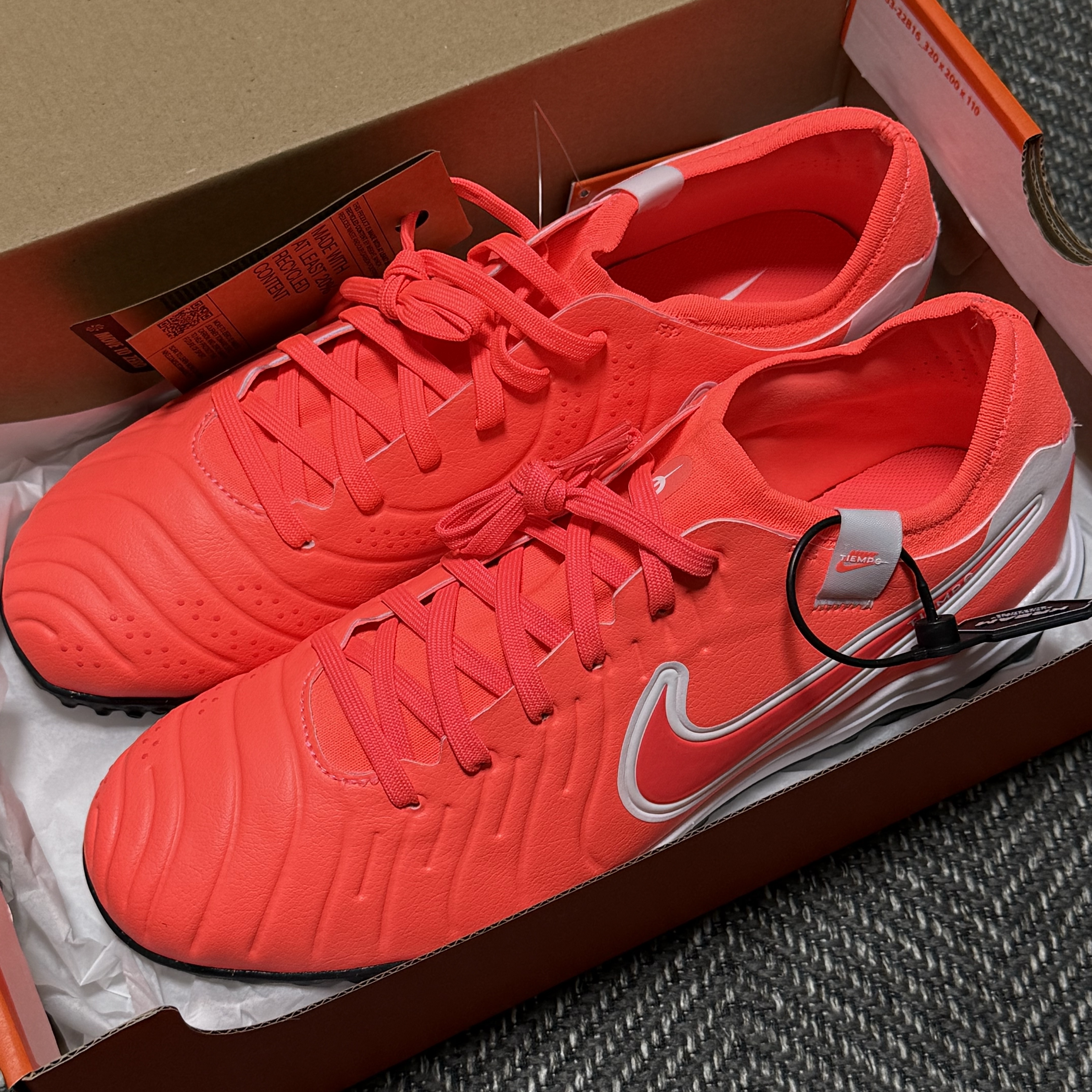 Nike Tiempo Legend 10 Pro TF Hot Lava White 착용 스타일