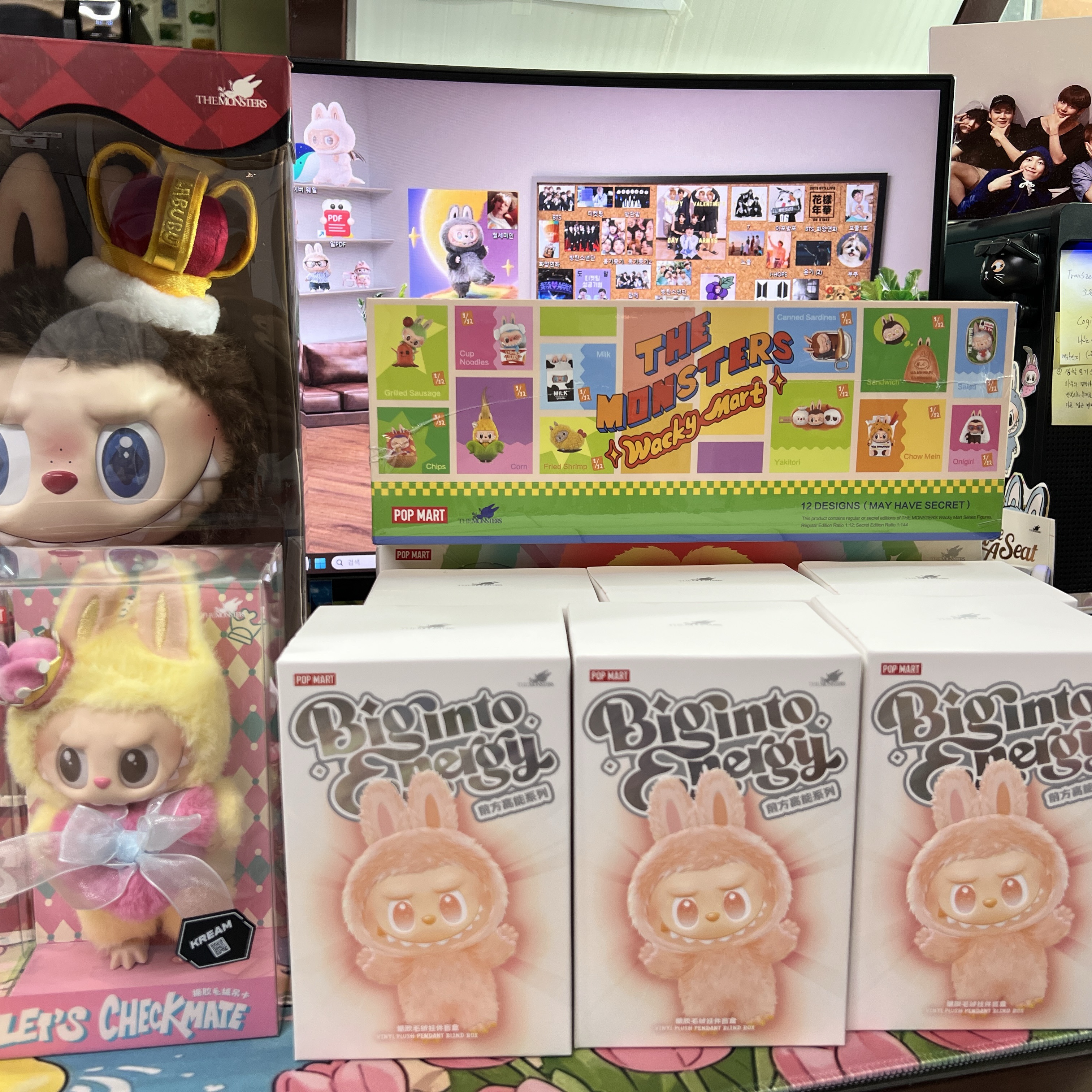 Pop Mart The Monsters Checkmate Series Doll, Pop Mart The Monsters Checkmate Series Plush Keyring 착용 스타일