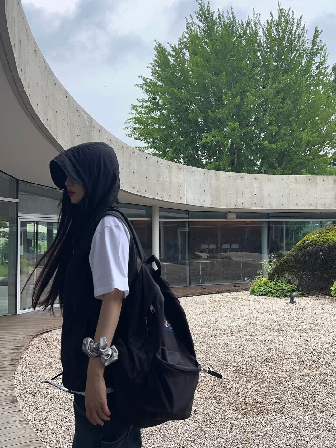 SLOW RECORD HOUSE Nylon Hood Vest Black 착용 스타일 - 1