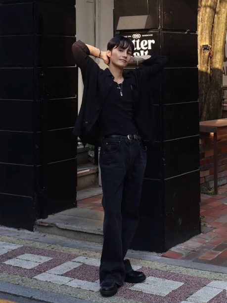 WESLEY HYUSTON Sleek Zipper Detail Boots Cut Denim Pants Black 착용 스타일 - 1
