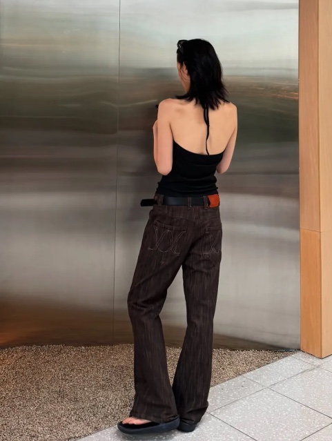 WESLEY HYUSTON Harsh Dyeing Slub Denim Pants Brown 착용 스타일 - 2