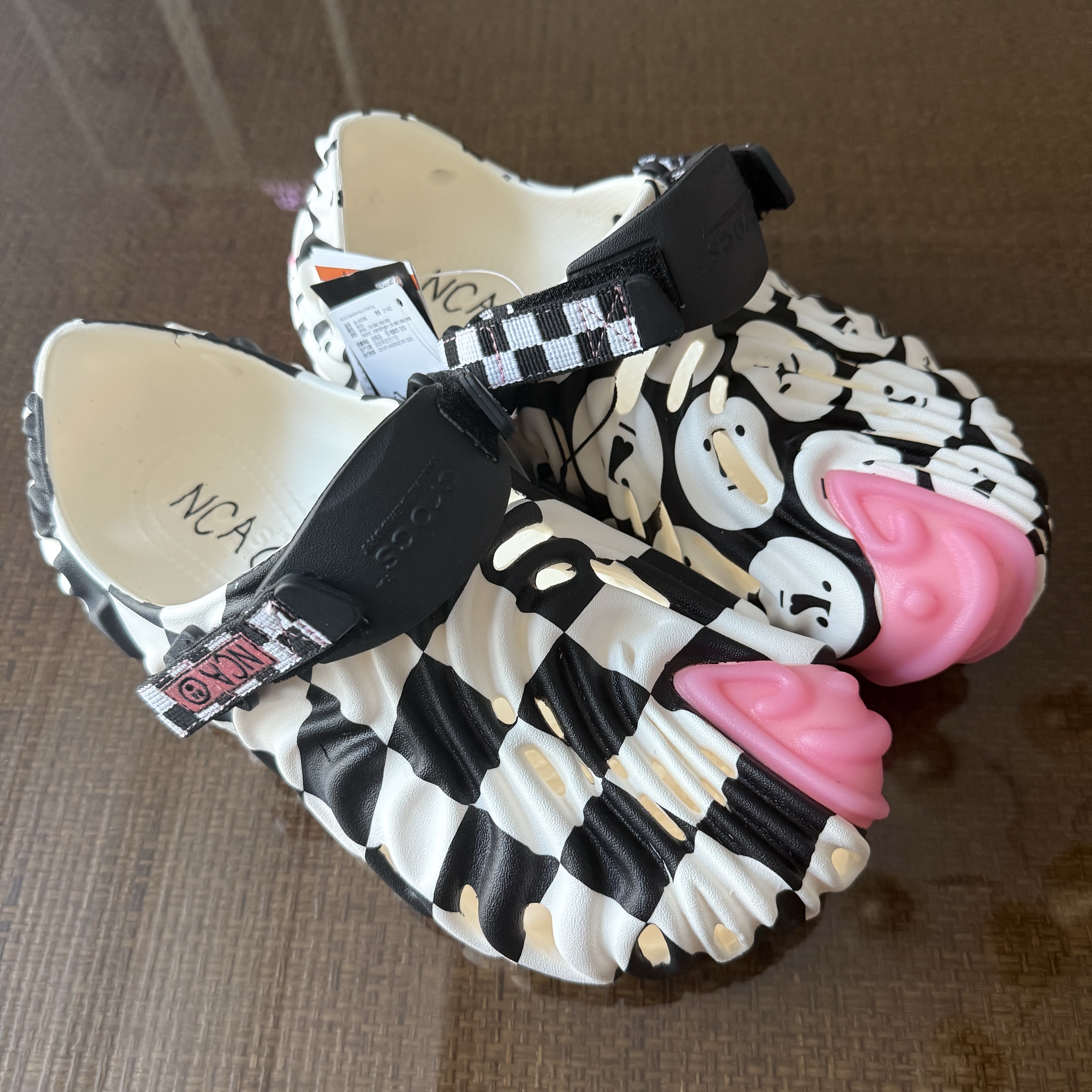 Crocs x Salehe Bembury x Nina Chanel Abney Art Friends Thumbs Up Good Job Pollex Clog Black White 착용 스타일