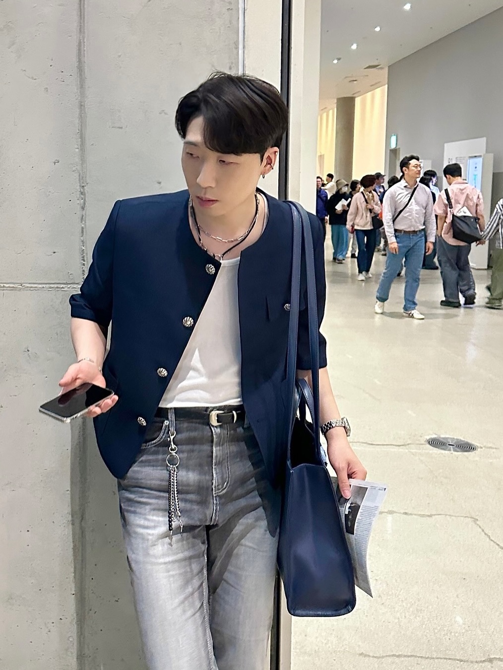 Telfar Medium Shopping Bag Navy, Monamhee x Peaceminusone Daihee Plush Keyring 착용 스타일 - 8