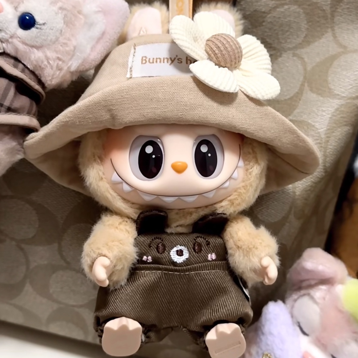Pop Mart Labubu Let's Play Together Doll Series Baba Keyring (Opened Case) 착용 스타일
