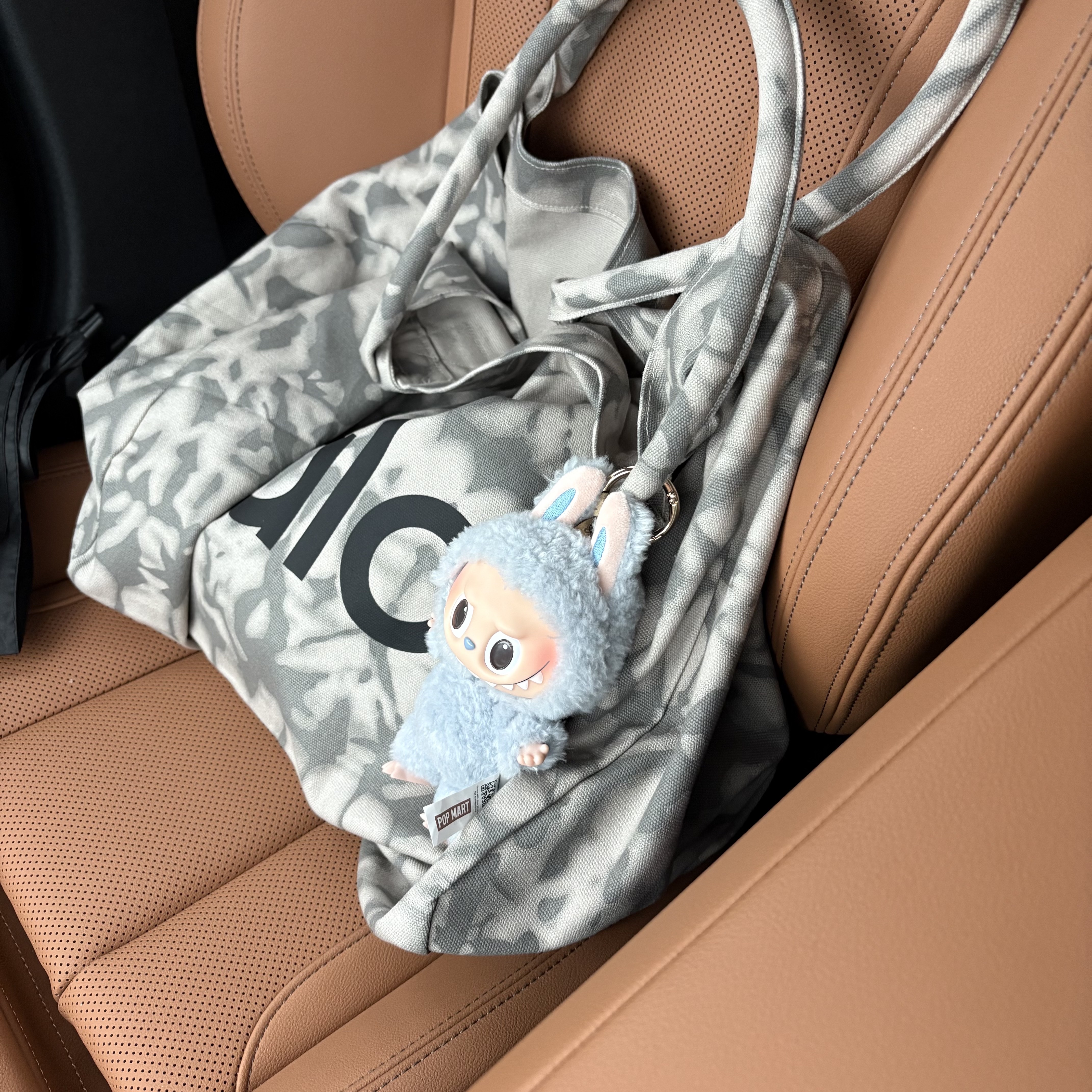 Pop Mart Labubu The Monsters Labubu Tasty Macarons Series Sea Salt Coconut Keyring, Alo Yoga Iconic Shopper Tote Bag Grey Tiedye 착용 스타일