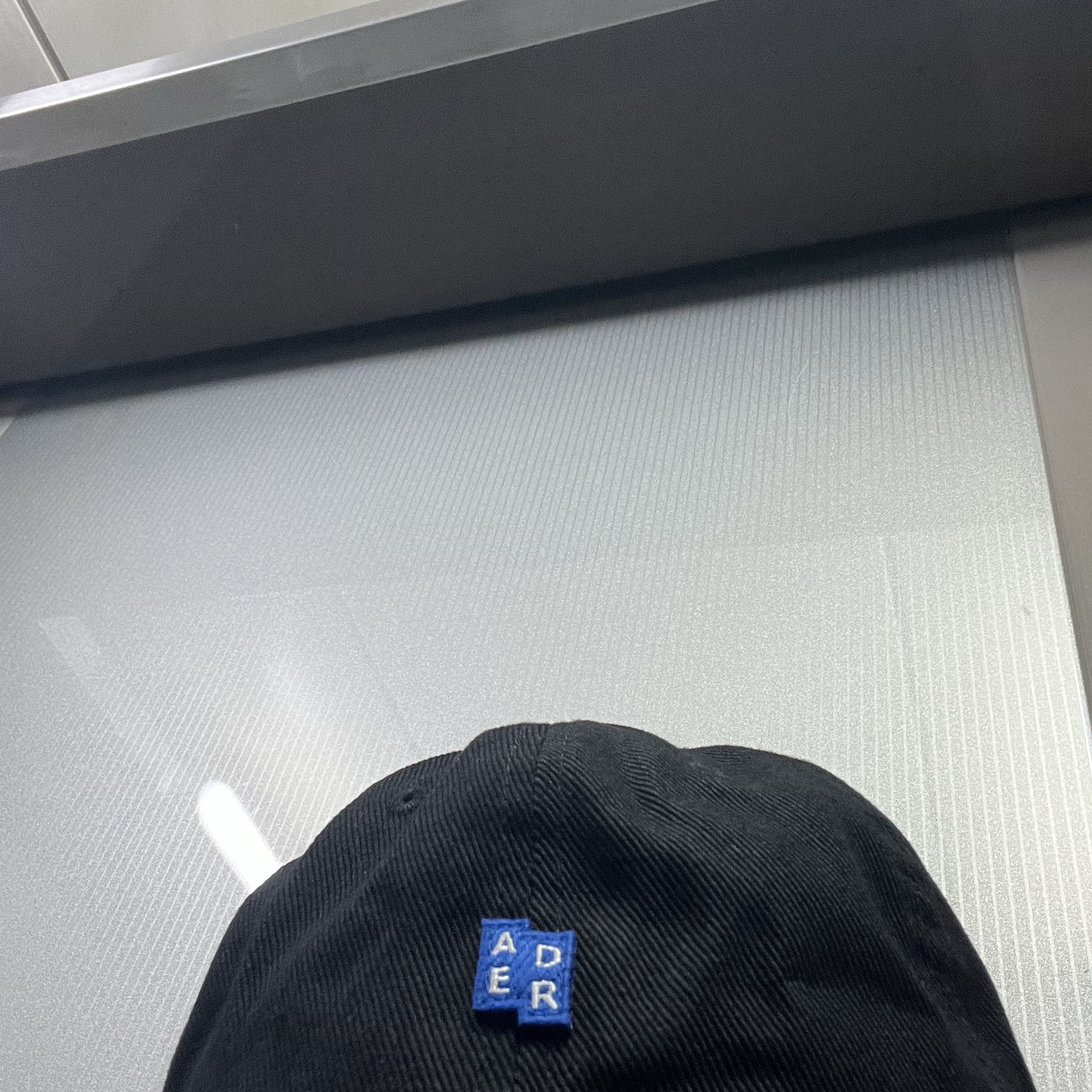 Ader Error Sig; TRS Tag Cap 01 Noir 착용 스타일