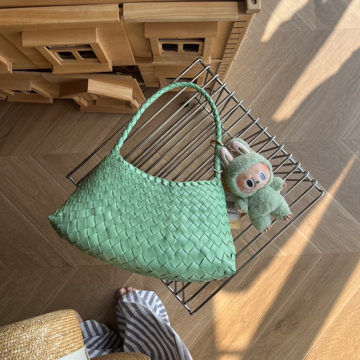Pop Mart Labubu The Monsters Labubu Tasty Macarons Series Green Grape Keyring 착용 스타일