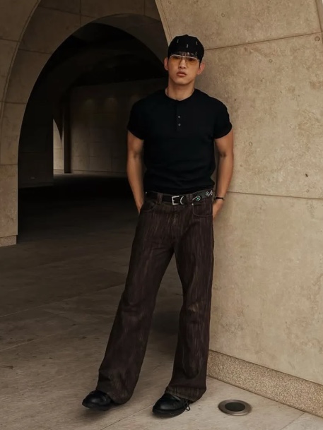 WESLEY HYUSTON Harsh Dyeing Slub Denim Pants Brown 착용 스타일 - 1