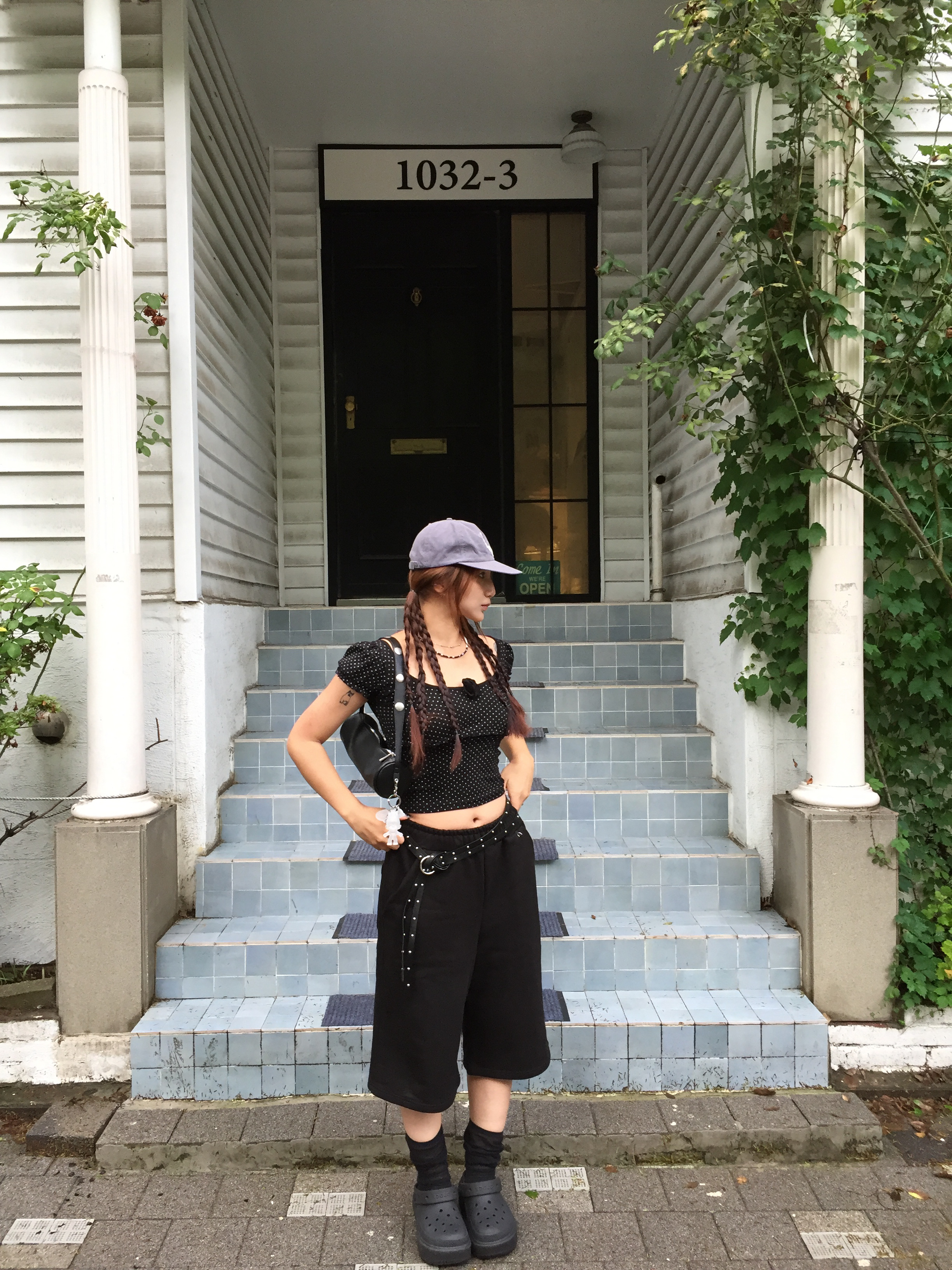 SLOW RECORD HOUSE 04 Bermuda Sweat Pants Black, Crocs Stomp Clog Black 착용 스타일