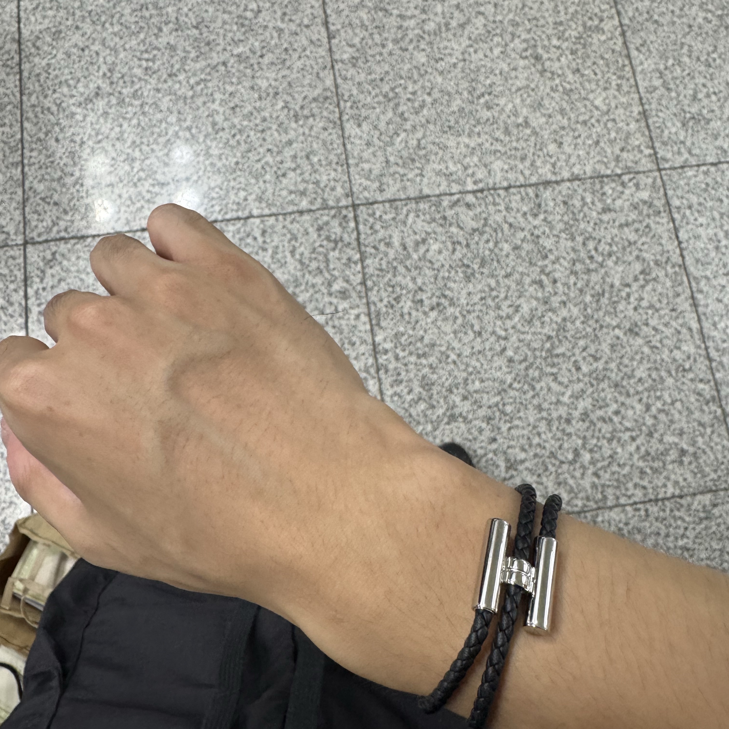 Hermes Tournis Tresse Bracelet Swift Calfskin Palladium & Noir 착용 스타일