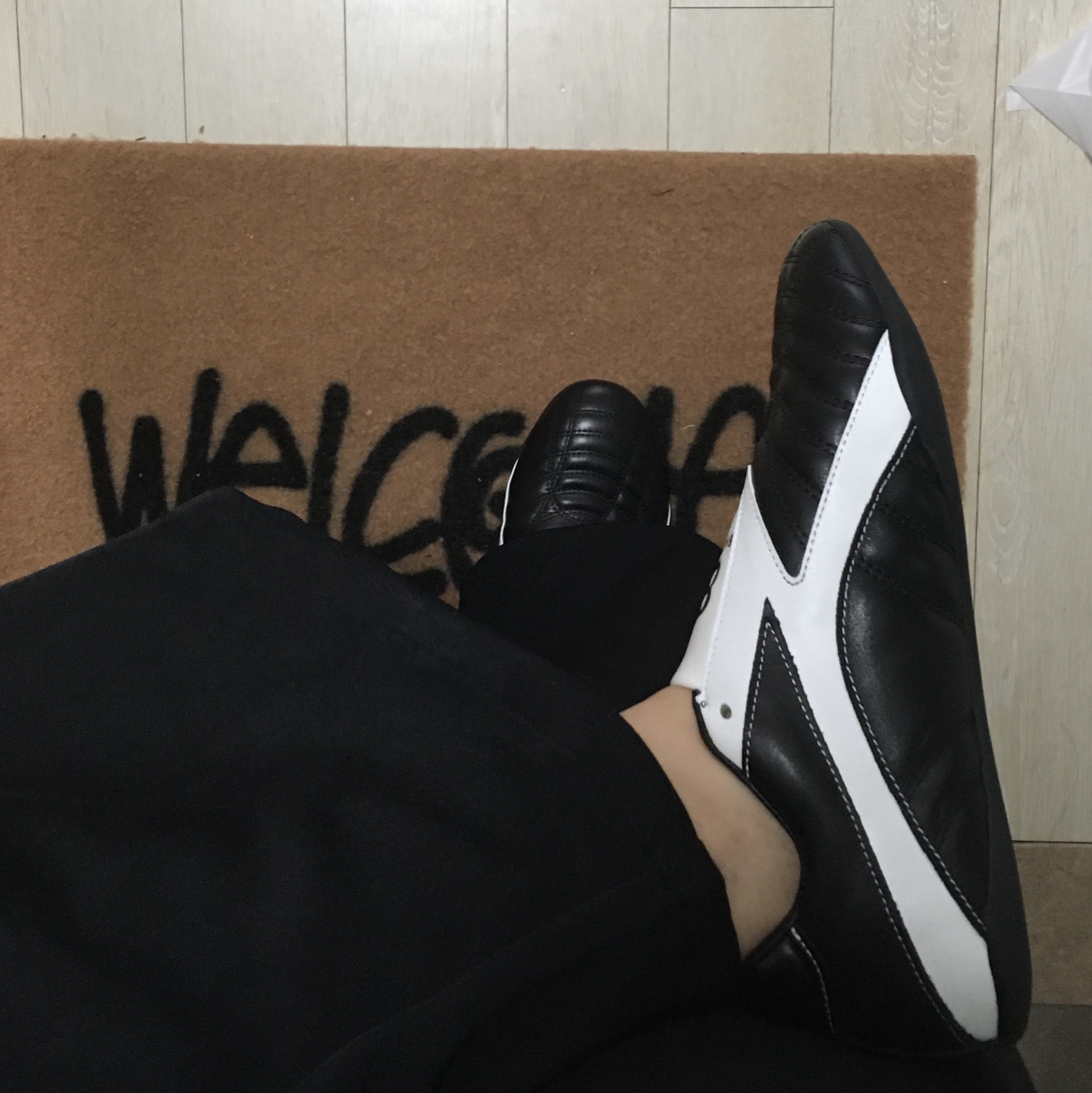 Balenciaga Zen Sneakers Black White 착용 스타일 - 5