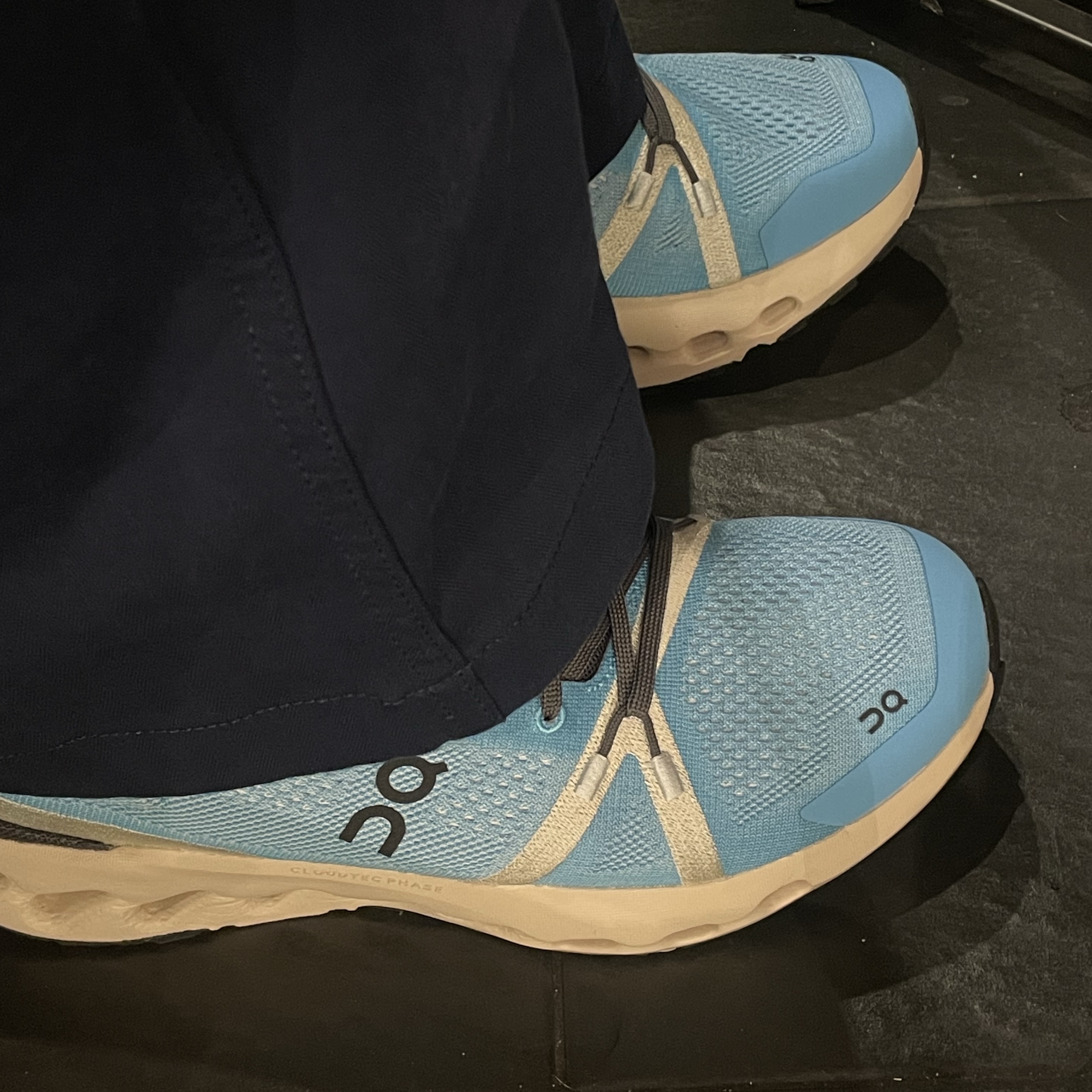 On Running Cloudsurfer Trail Horizon Cream 착용 스타일 - 2