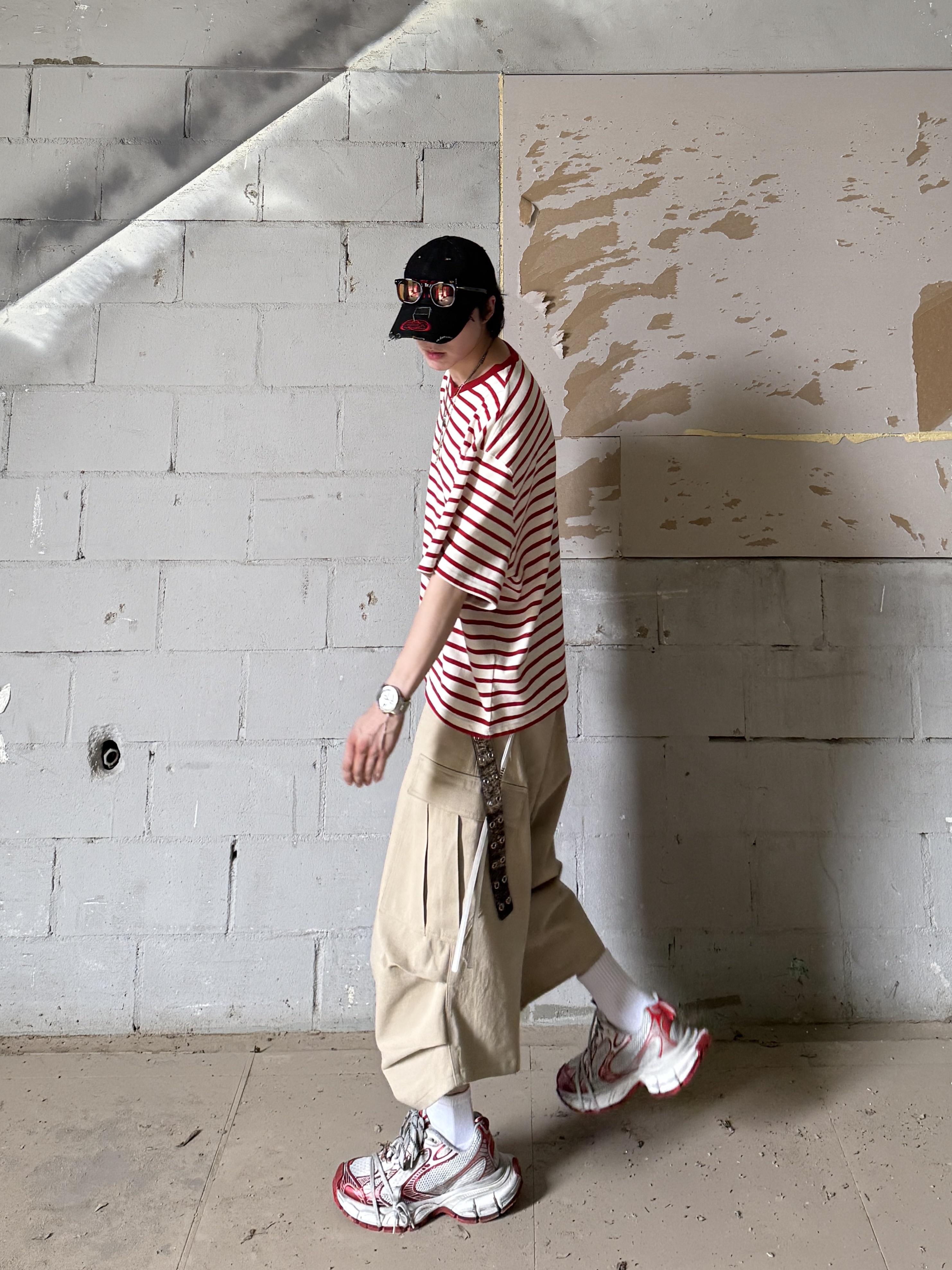 Nonnod Cropped V-neck T-shirt Red stripe, Nonnod Side cargo shorts Beige 착용 스타일 - 2