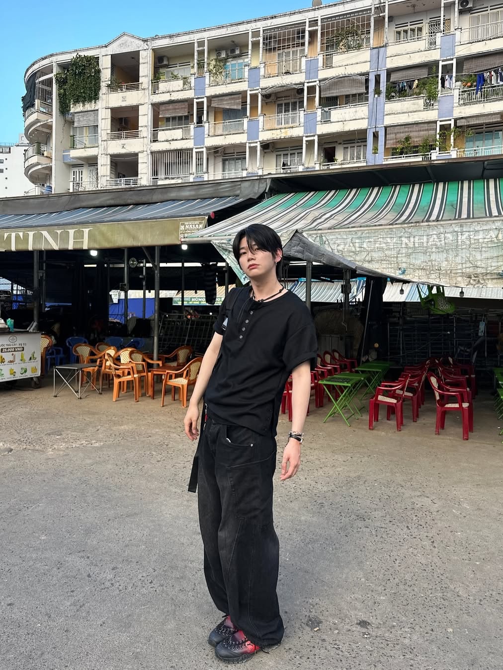 WESLEY HYUSTON W Metal Button Henley Neck Knit Black 착용 스타일 - 5