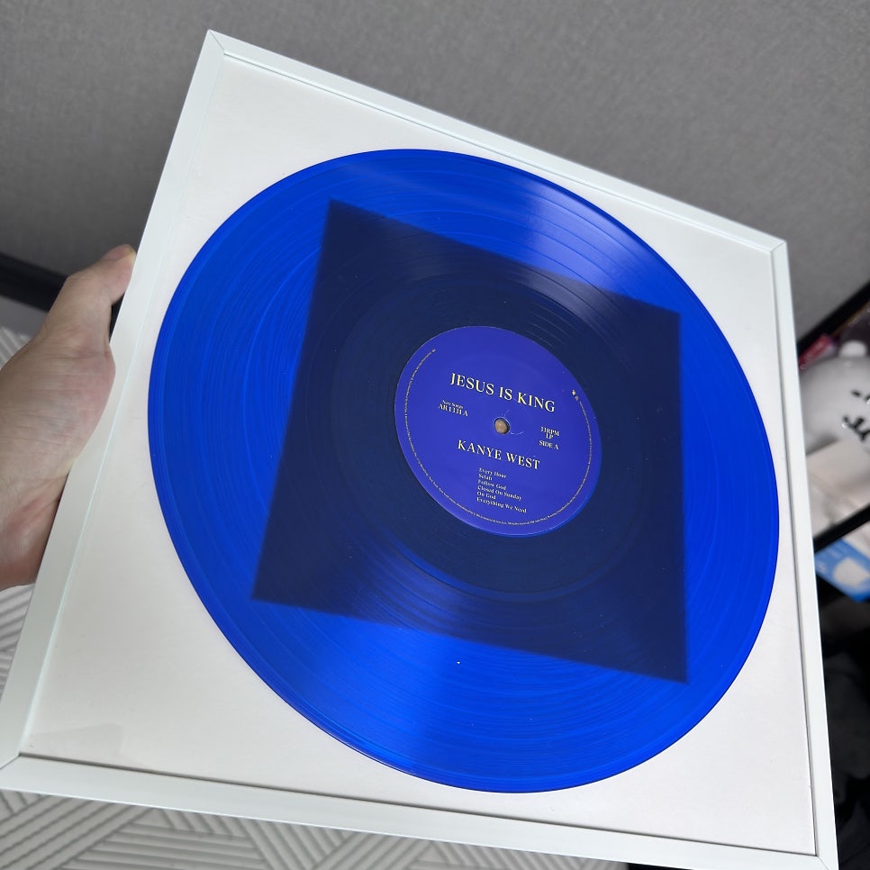 Kanye West Jesus Is King LP Blue 착용 스타일