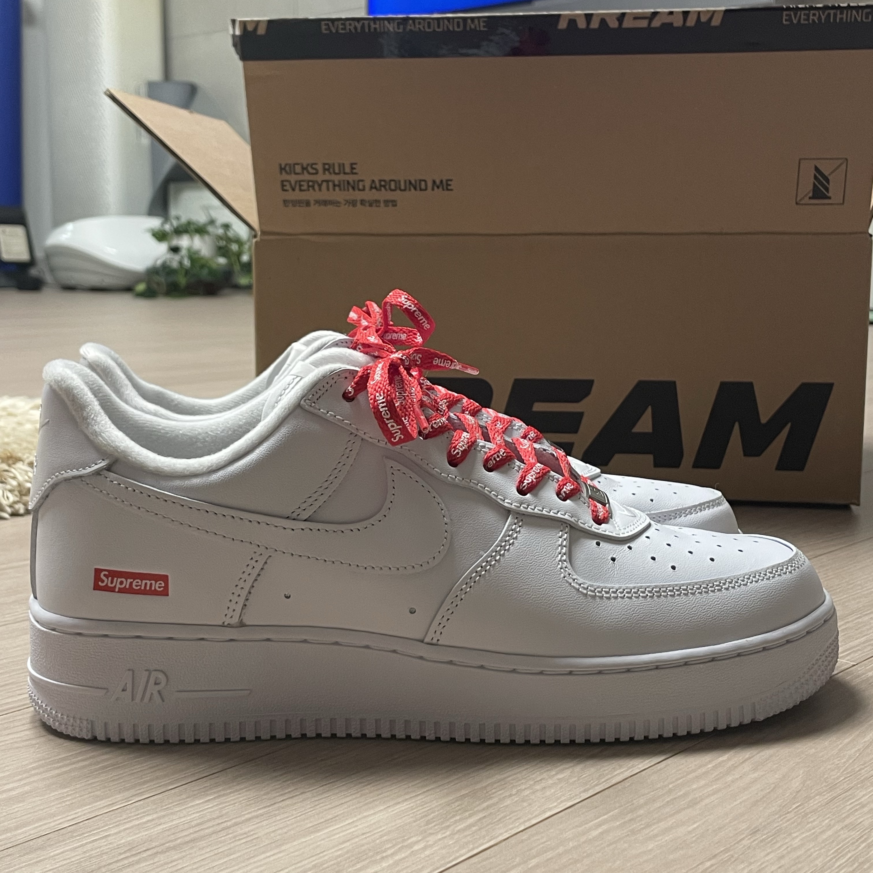 Nike x Supreme Air Force 1 Low White 착용 스타일 - 3