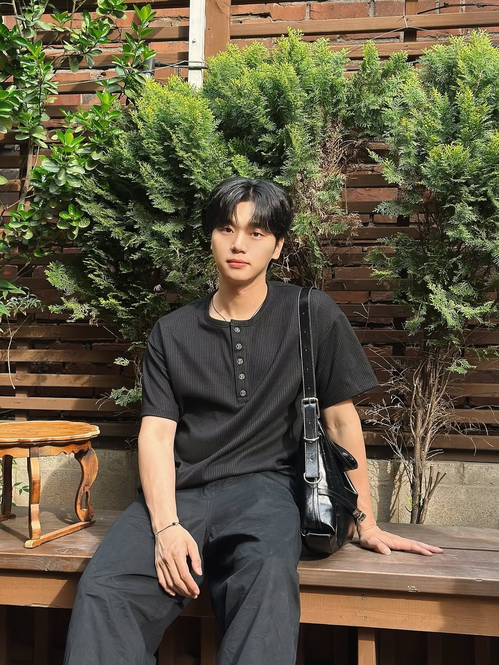 WESLEY HYUSTON W Metal Button Henley Neck Knit Black 착용 스타일 - 4