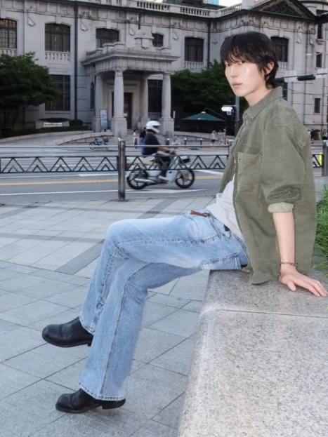 WESLEY HYUSTON Sleek Zipper Detail Boots Cut Denim Pants Mid Blue 착용 스타일 - 2