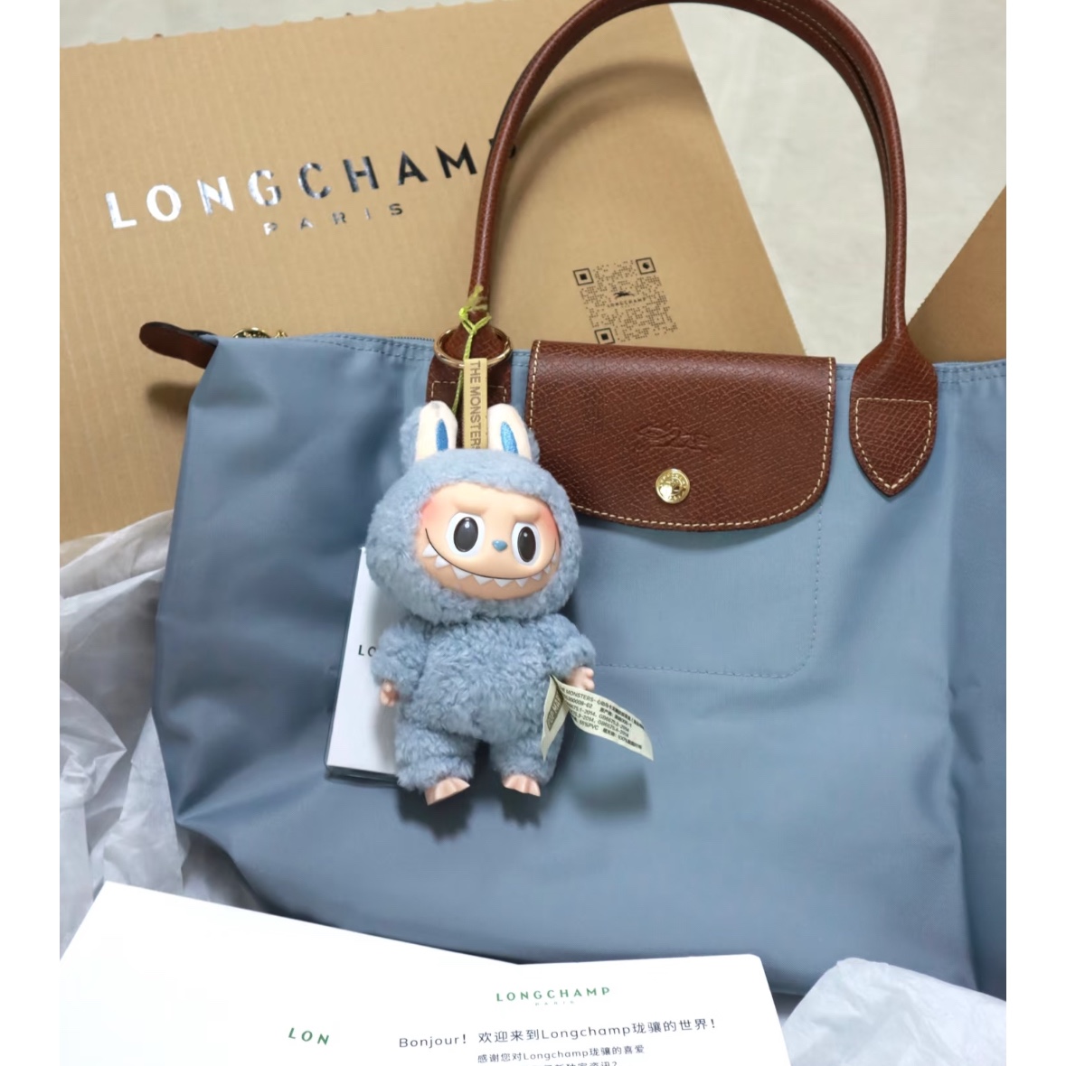 Pop Mart Labubu The Monsters Labubu Tasty Macarons Series Sea Salt Coconut Keyring 착용 스타일