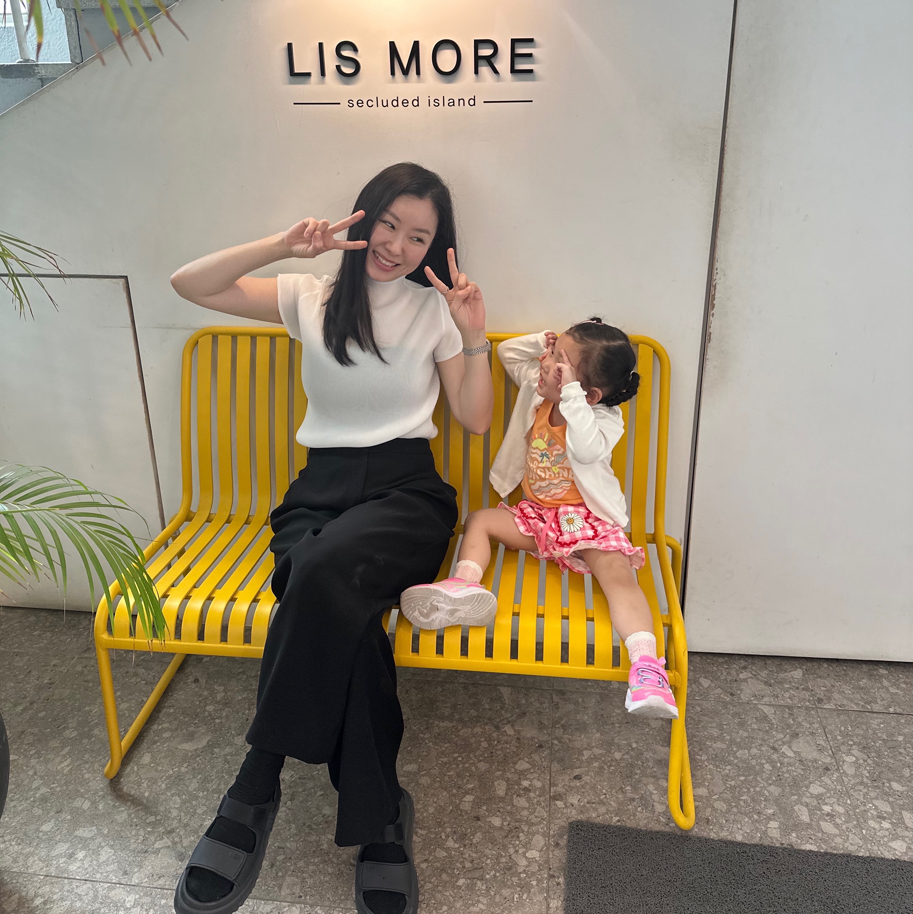 (W) Pleats Please Issey Miyake Mist Basics Top White, (Kids) UGG GoldenGlow Bison Black 착용 스타일 - 2