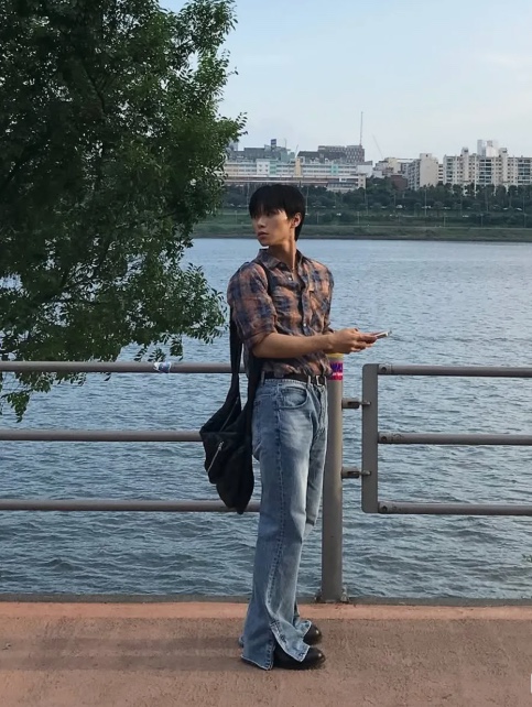 WESLEY HYUSTON Sleek Zipper Detail Boots Cut Denim Pants Mid Blue 착용 스타일 - 3
