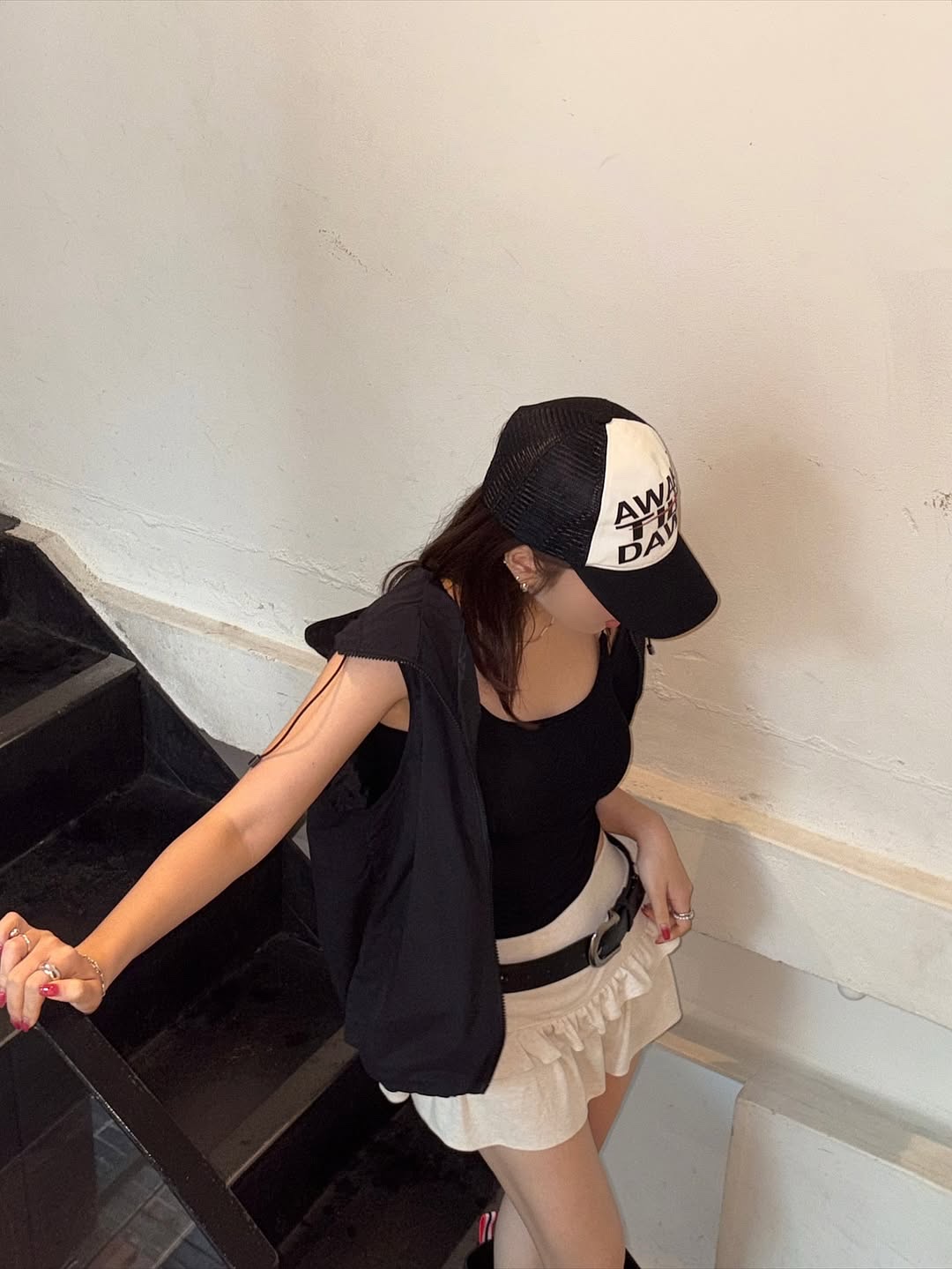 SLOW RECORD HOUSE Nylon Hood Vest Black 착용 스타일 - 5