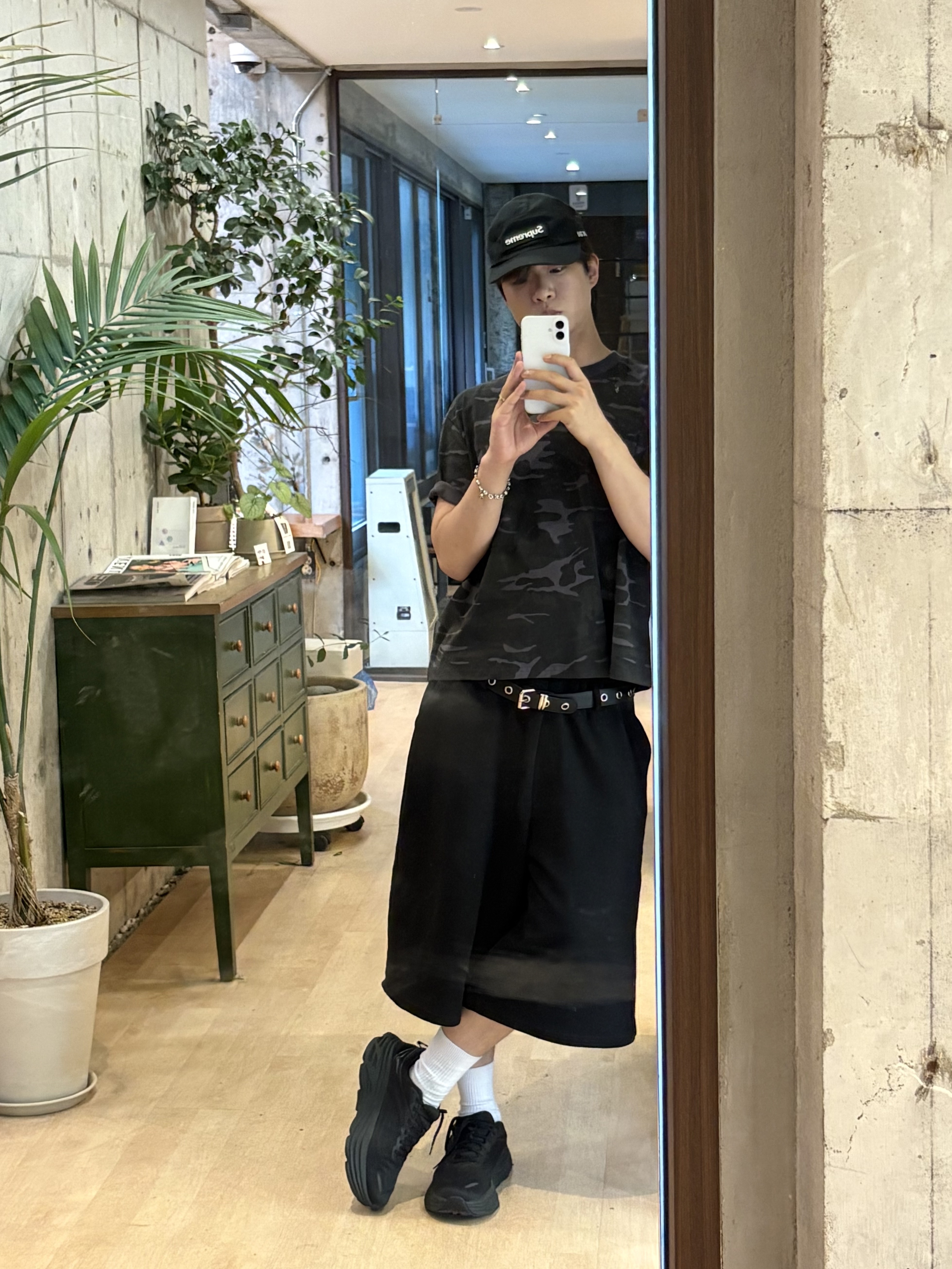Hoka Bondi 8 Black - Wide, Supreme Washed Chino Twill Camp Cap Black - 25SS 착용 스타일 - 1