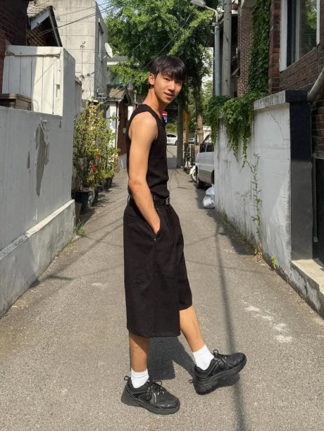 WESLEY HYUSTON Buckle Detail Two Tuck Bermuda Slacks Black 착용 스타일 - 3