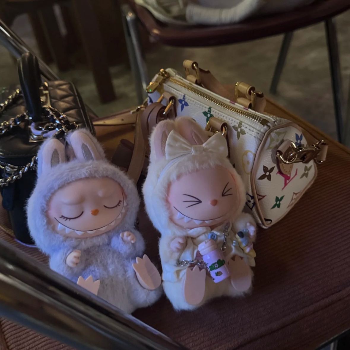 Pop Mart Labubu Let's Play Together Doll Series Zizi Keyring (Opened Case), Pop Mart Labubu Let's Play Together Doll Series Sisi Keyring (Opened Case) 착용 스타일