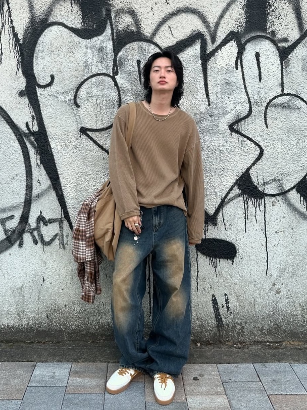 WESLEY HYUSTON Double Belt Loop Wide Denim Pants Brown 착용 스타일 - 1
