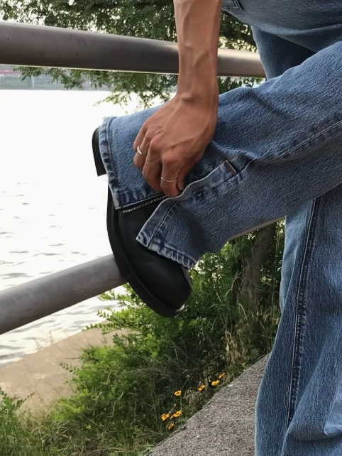 WESLEY HYUSTON Sleek Zipper Detail Boots Cut Denim Pants Mid Blue 착용 스타일 - 4