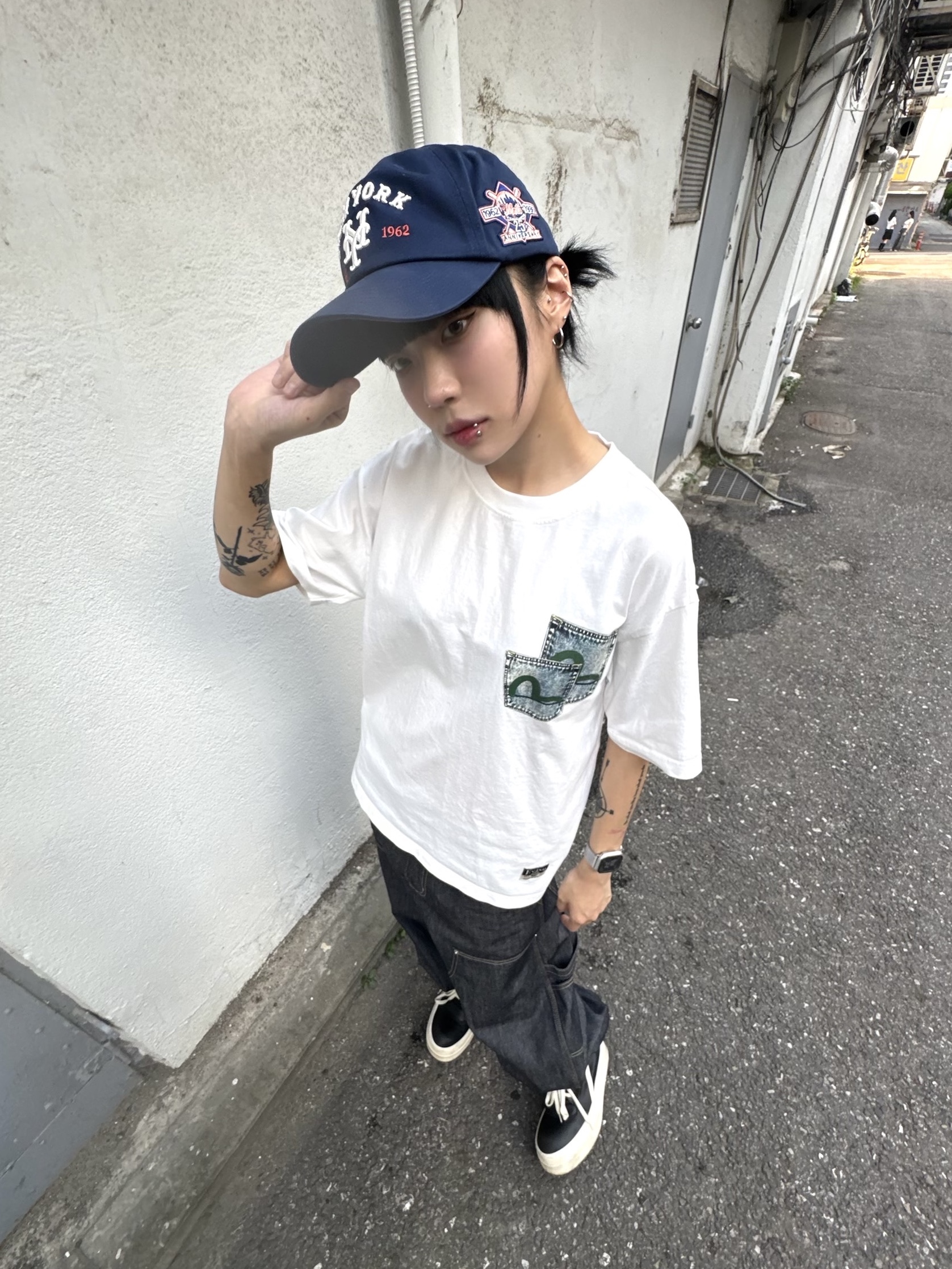 GRAILZ x KOIN SEOUL Carpenter Raw Denim Pants Indigo, Rick Owens Hollywood Mega Bumper Geobasket in Full Grain Calf Leather Black Milk 착용 스타일 - 3