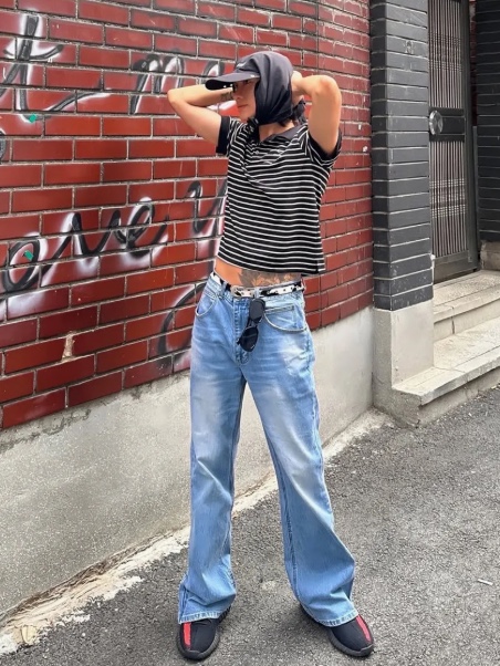 WESLEY HYUSTON Sleek Zipper Detail Boots Cut Denim Pants Mid Blue 착용 스타일 - 1