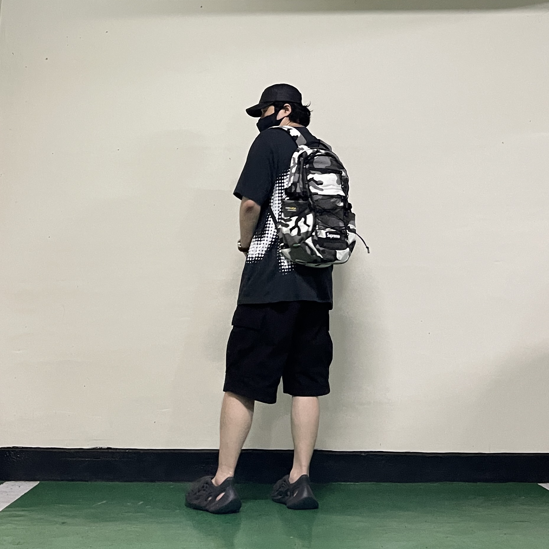 Adidas Yeezy Foam RNNR Onyx, Supreme Halftone S/S Top Black - 24SS 착용 스타일 - 4