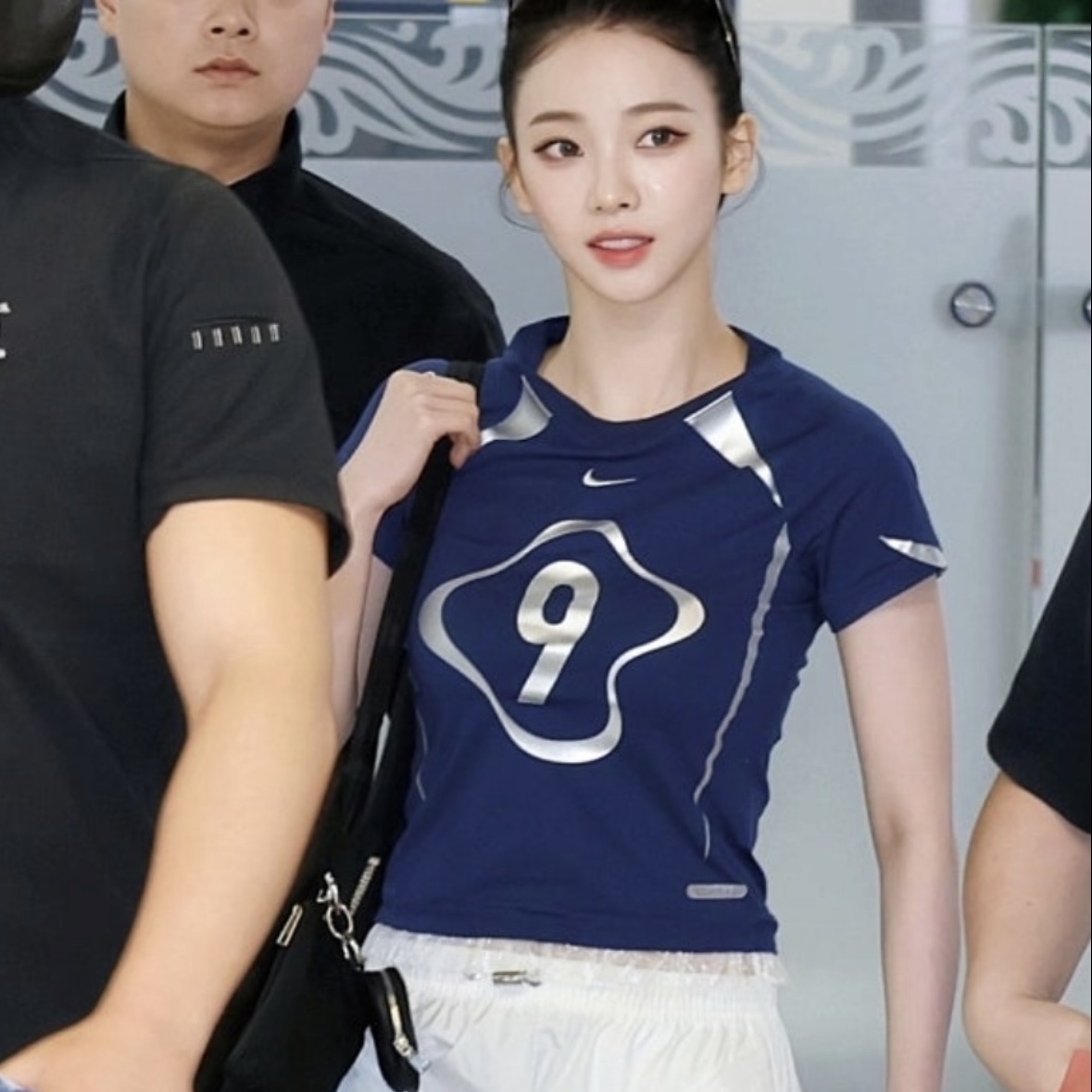(W) Nike NSW Chill Knit Graphic T-Shirt Midnight Navy, (W) Nike NSW Rush Woven Skirt White 착용 스타일 - 1