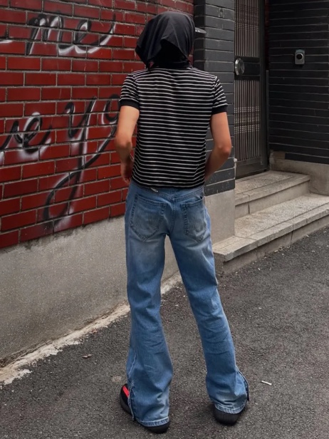 WESLEY HYUSTON Sleek Zipper Detail Boots Cut Denim Pants Mid Blue 착용 스타일 - 2