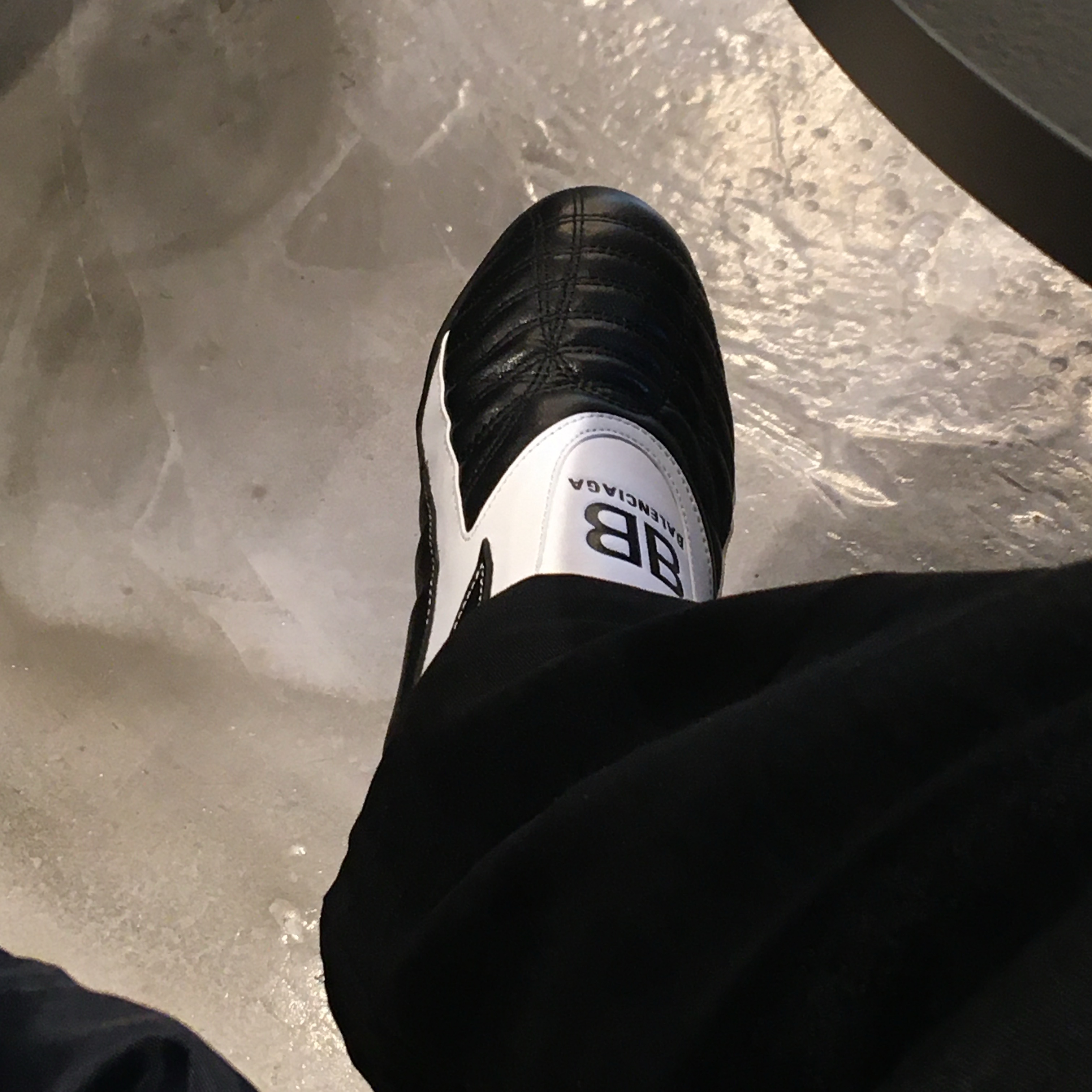 Balenciaga Zen Sneakers Black White 착용 스타일 - 1