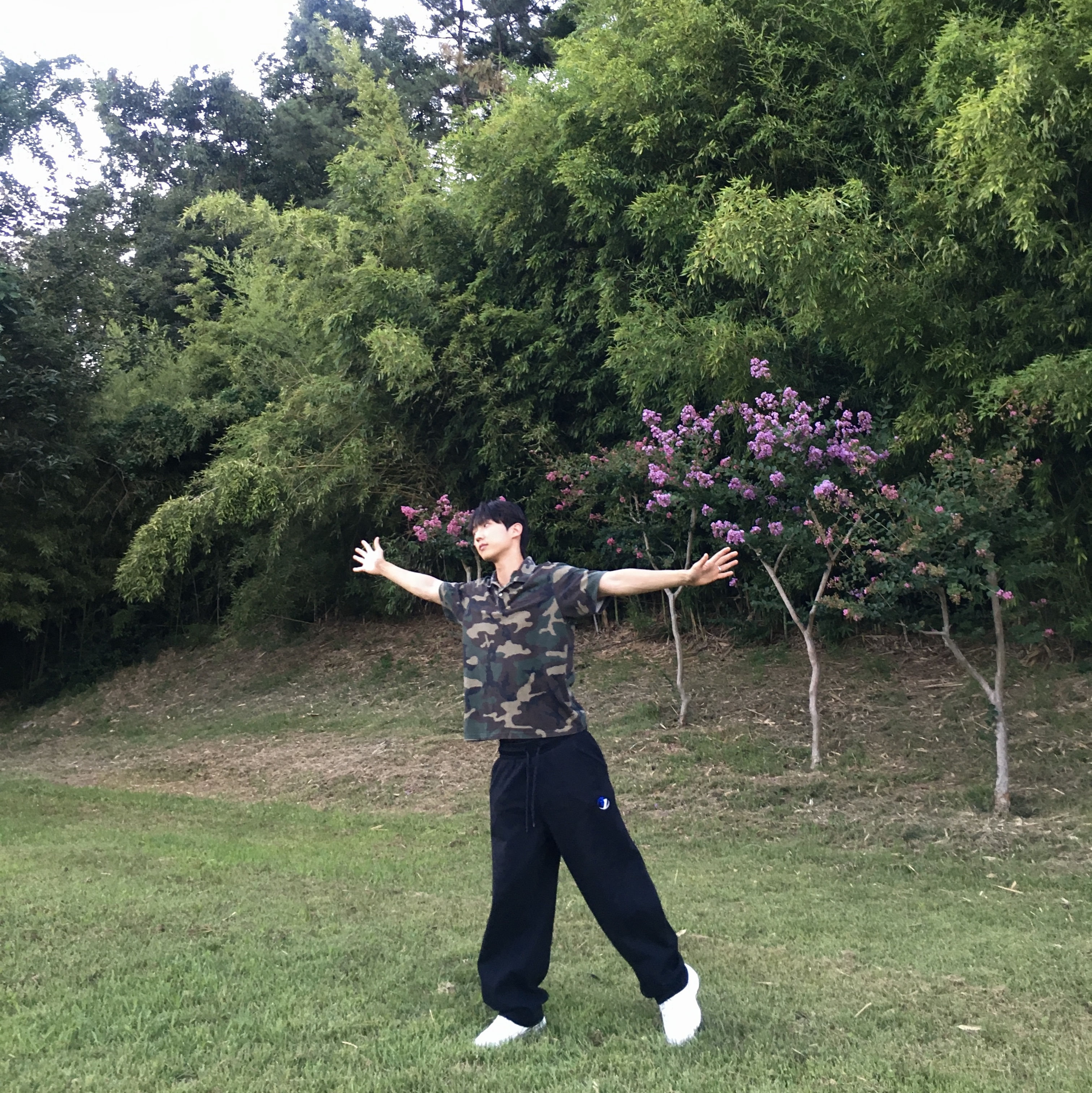 Supreme Washed Camo Polo Woodland Camo - 25SS, Zara x Ader Error Jogger Pants Black 착용 스타일 - 1