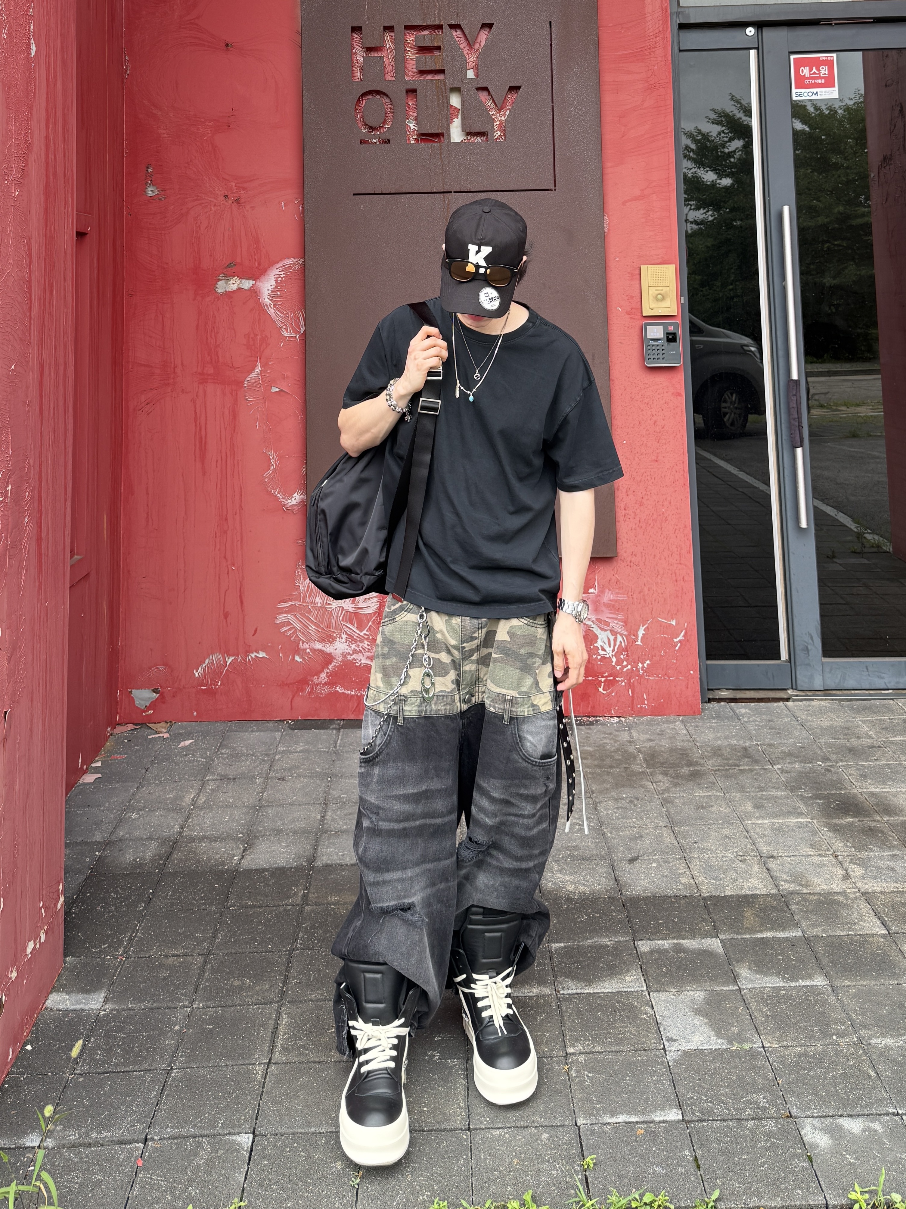 [KREAM 단독] Kamien x KOIN SEOUL K Logo Ball Cap Black, Rick Owens Hollywood Mega Bumper Geobasket in Full Grain Calf Leather Black Milk 착용 스타일 - 5